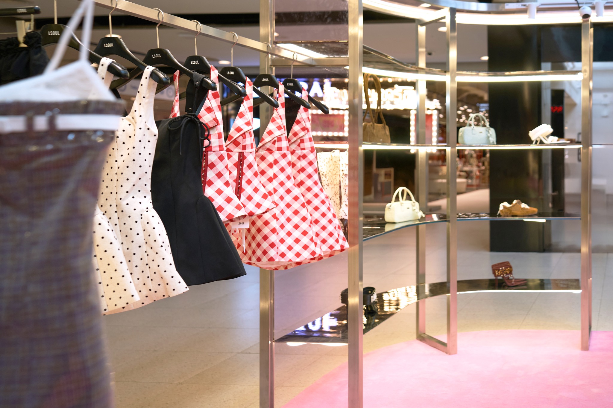 Livestream của LSOUL trên Shopee đưa thời trang Việt đến Singapore - Ảnh 1. Livestream của LSOUL trên Shopee đưa thời trang Việt đến Singapore - Ảnh 1.