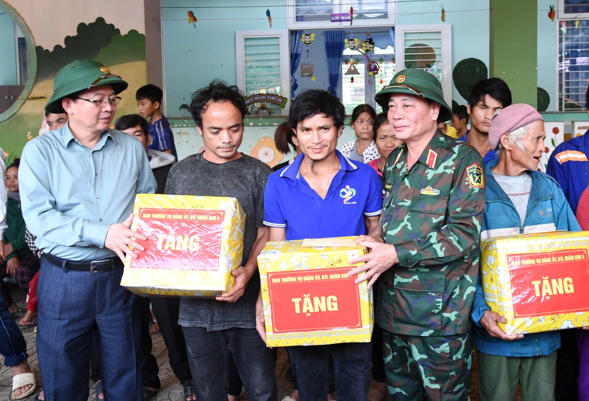 Phó Thủ tướng Hồ Quốc Dũng kiểm tra công tác khắc phục sạt lở tại Quảng Ngãi - Ảnh 2.