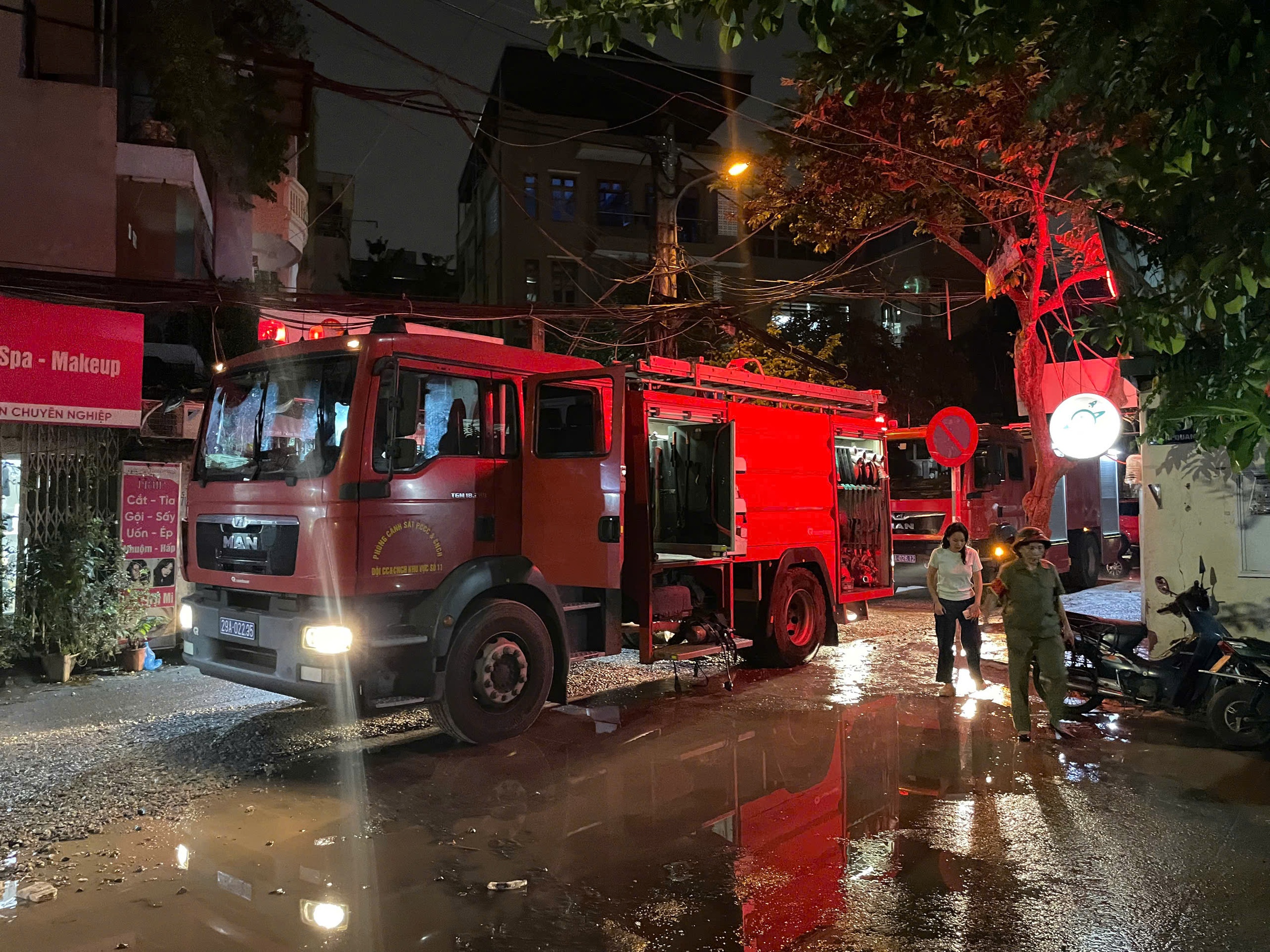 Cháy chung cư 15B Đông Quan: Người dân kịp thời sơ tán an toàn - Ảnh 2. Cháy chung cư 15B Đông Quan: Người dân kịp thời sơ tán an toàn - Ảnh 2.