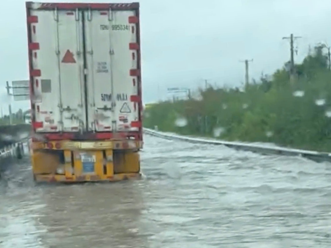 Tuyến cao tốc Vĩnh Hảo – Phan Thiết ngập nước, cấm tạm thời một chiều lưu thông - Ảnh 1.
