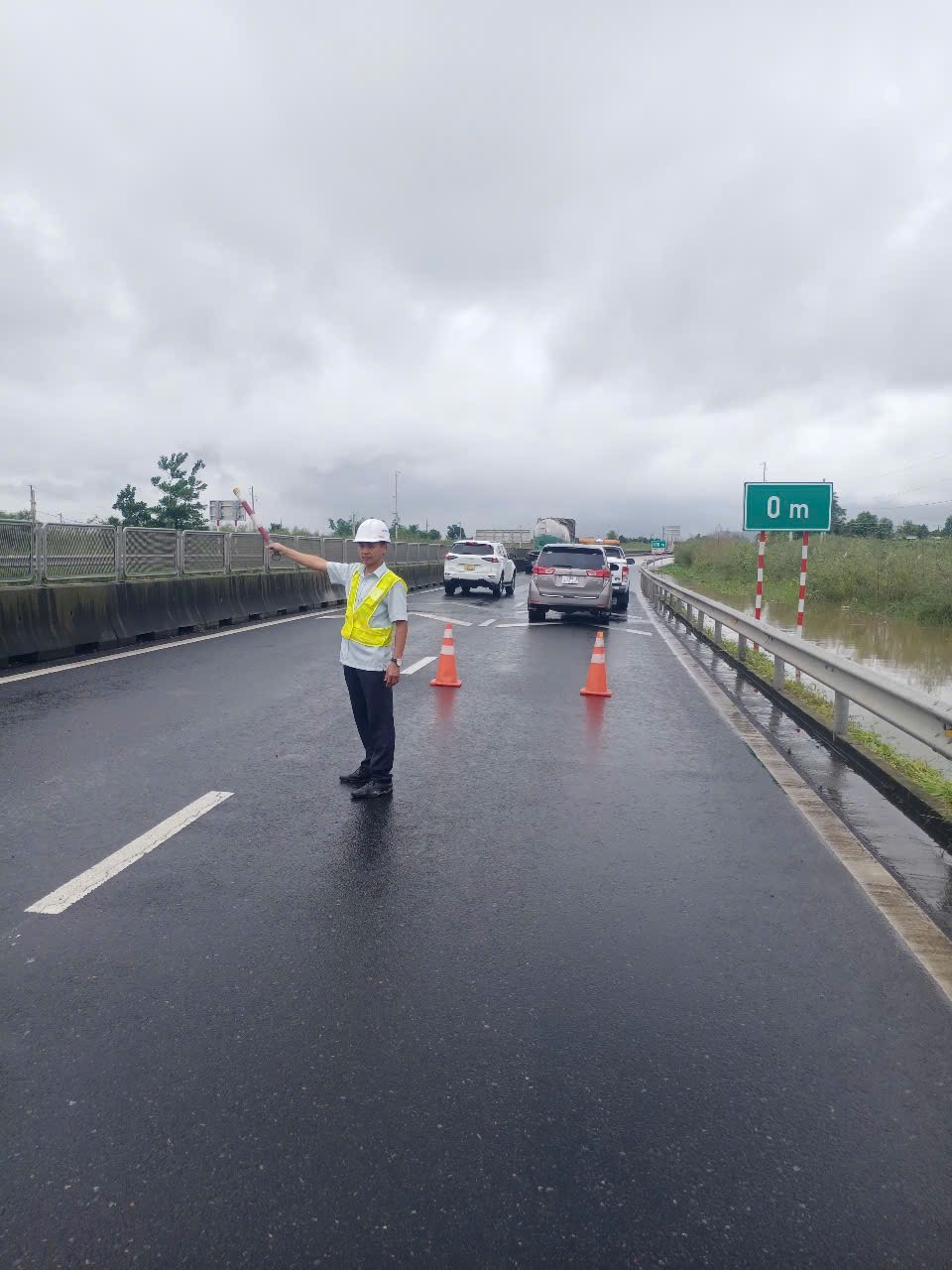 Tuyến cao tốc Vĩnh Hảo – Phan Thiết ngập nước, cấm tạm thời một chiều lưu thông - Ảnh 2.