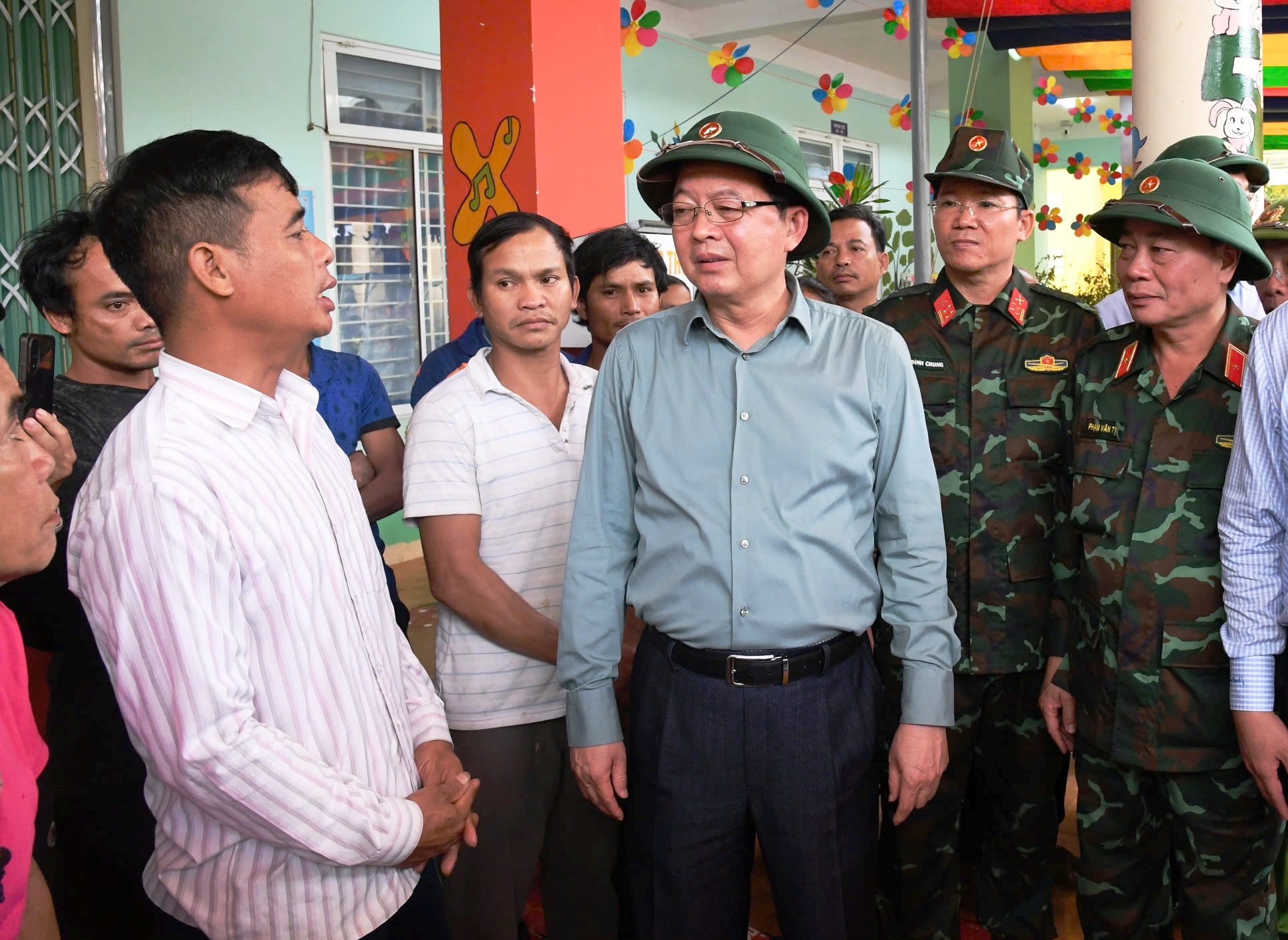 Phó Thủ tướng Hồ Quốc Dũng kiểm tra công tác khắc phục sạt lở tại Quảng Ngãi - Ảnh 3.