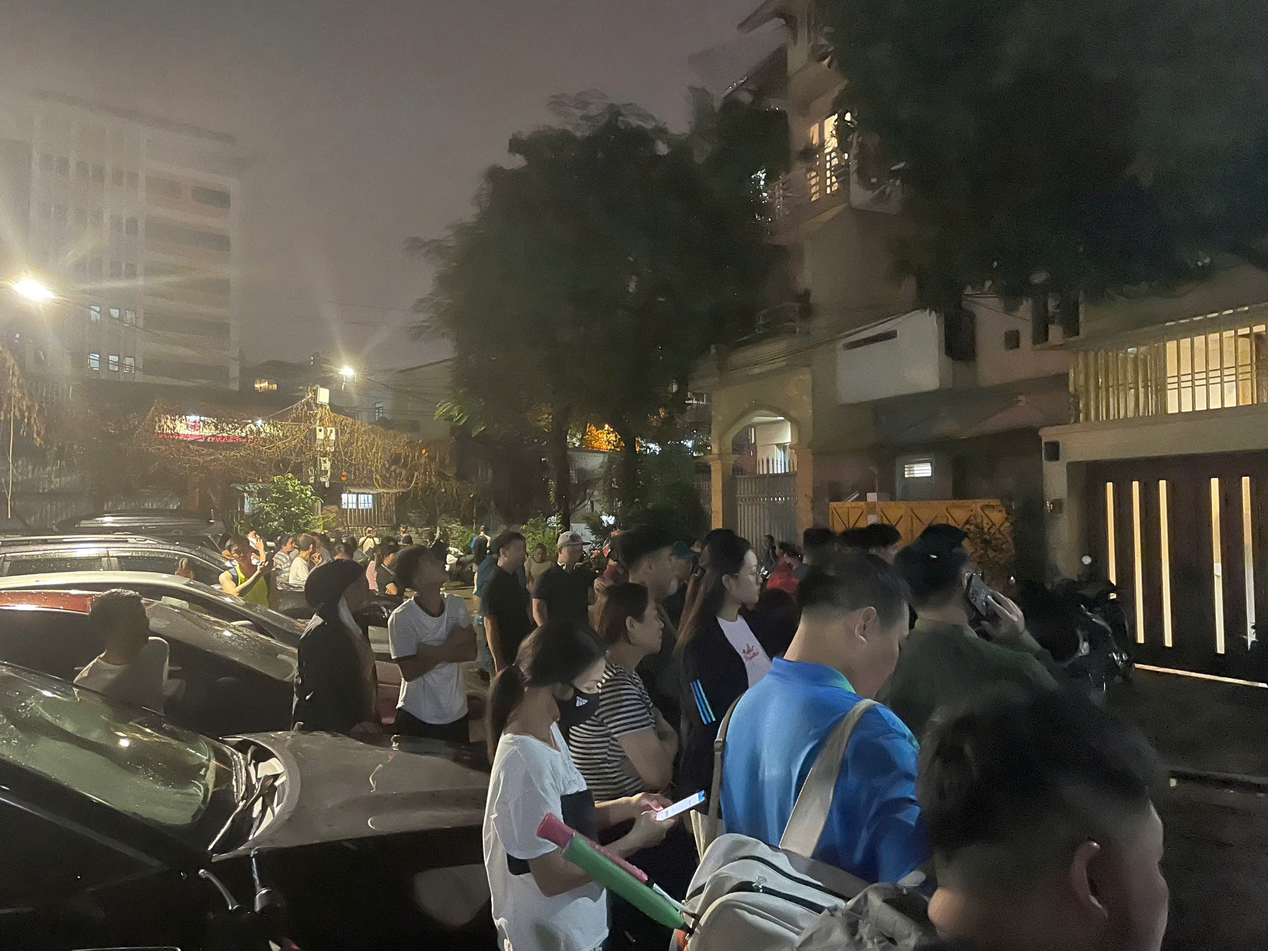 Cháy chung cư 15B Đông Quan: Người dân kịp thời sơ tán an toàn - Ảnh 1. Cháy chung cư 15B Đông Quan: Người dân kịp thời sơ tán an toàn - Ảnh 1.