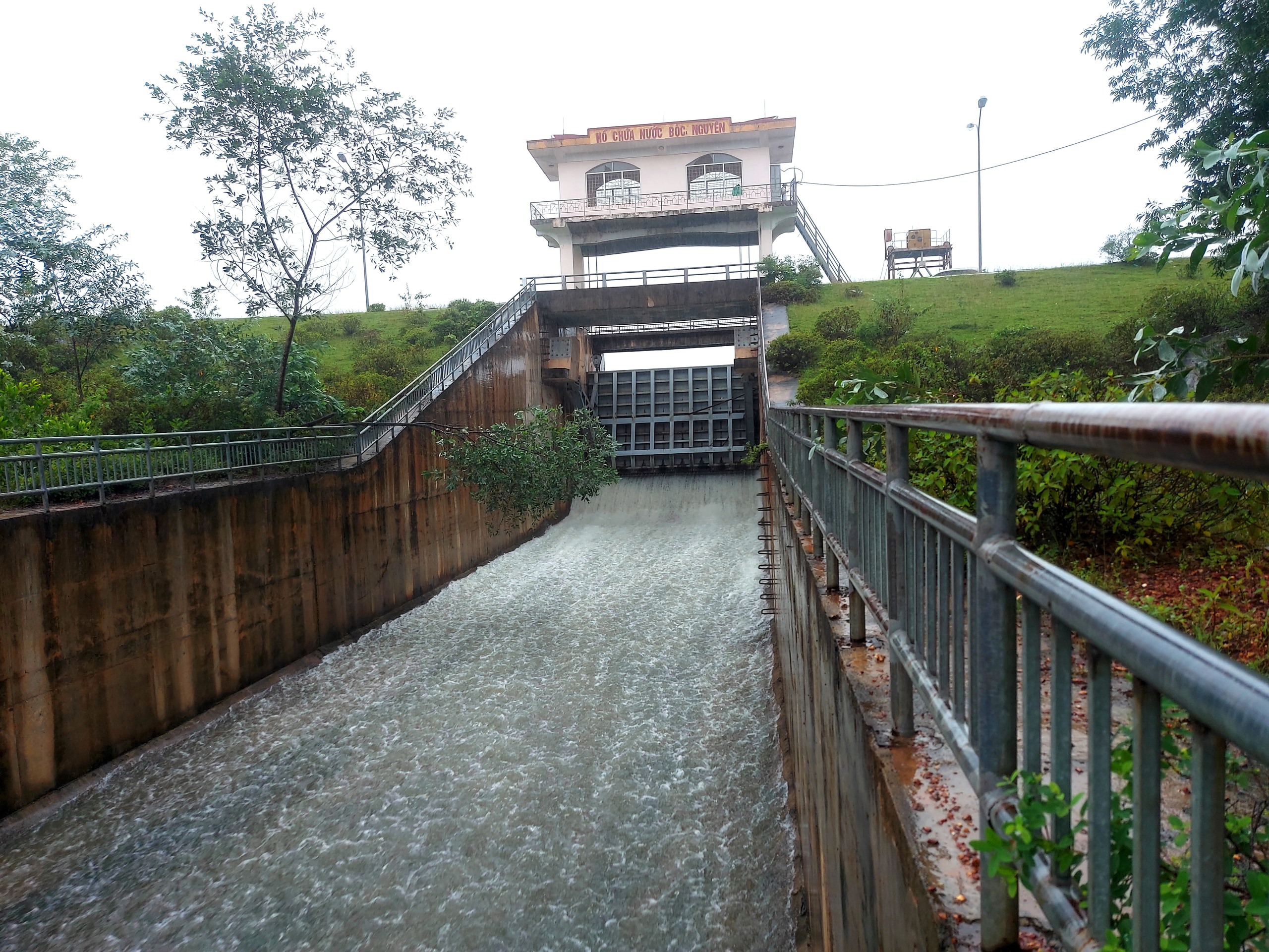 Mưa lớn ở Hà Tĩnh khiến hàng trăm hộ dân phải sơ tán khẩn cấp - Ảnh 12. Mưa lớn ở Hà Tĩnh khiến hàng trăm hộ dân phải sơ tán khẩn cấp - Ảnh 12.