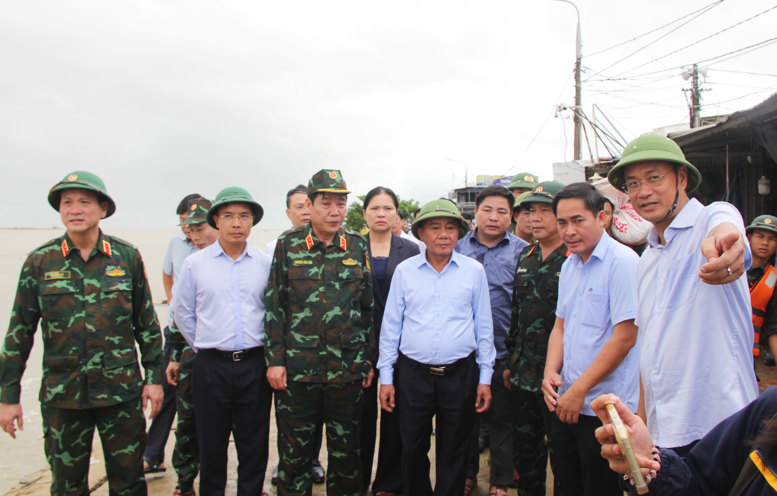 Thường trực Ban Bí thư Trần Cẩm Tú động viên nhân dân vùng lũ Đà Nẵng - Ảnh 4.