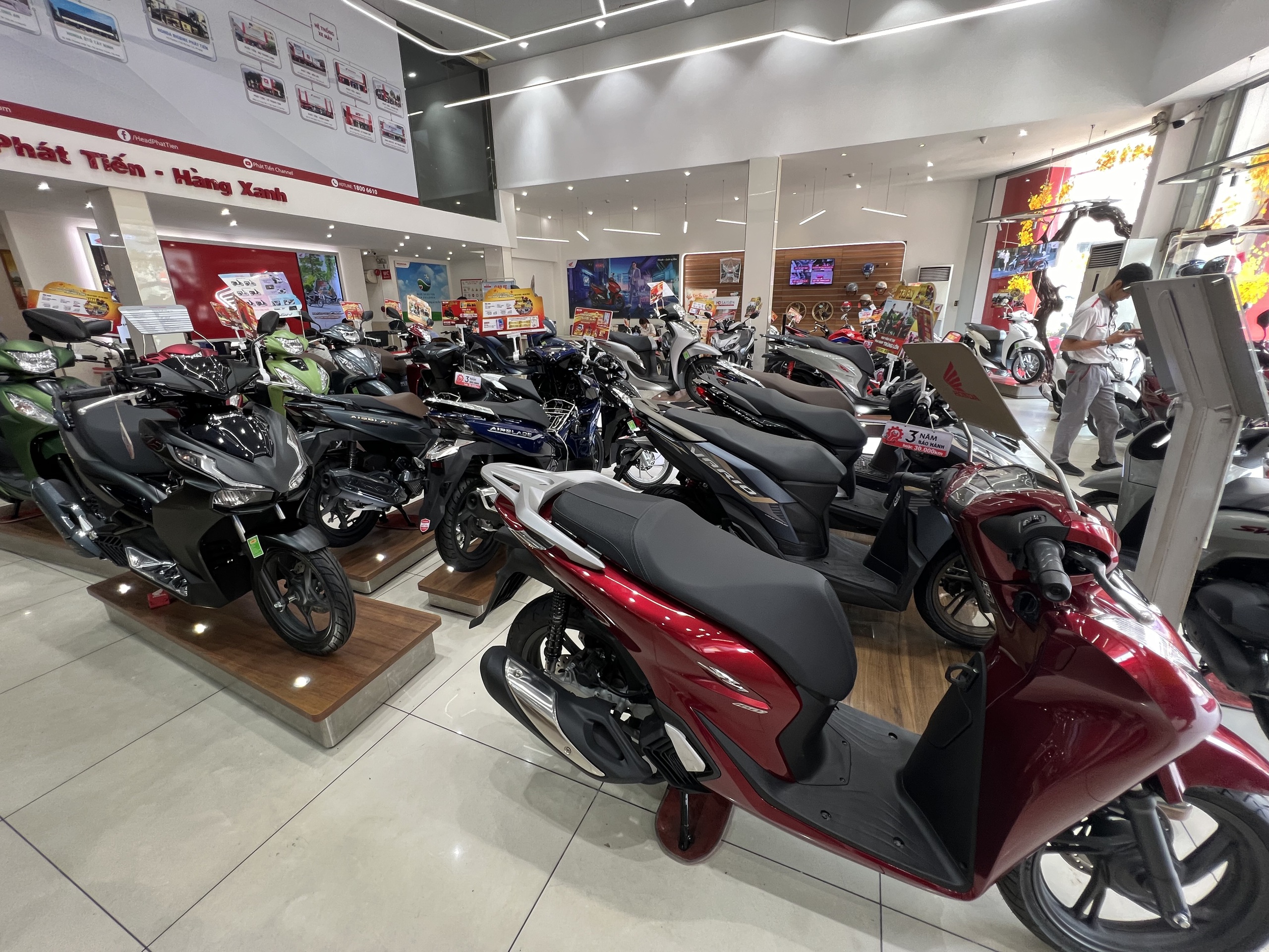 Giá xe máy giảm mạnh cho dù đã qua tháng "cô hồn" - Ảnh 1.