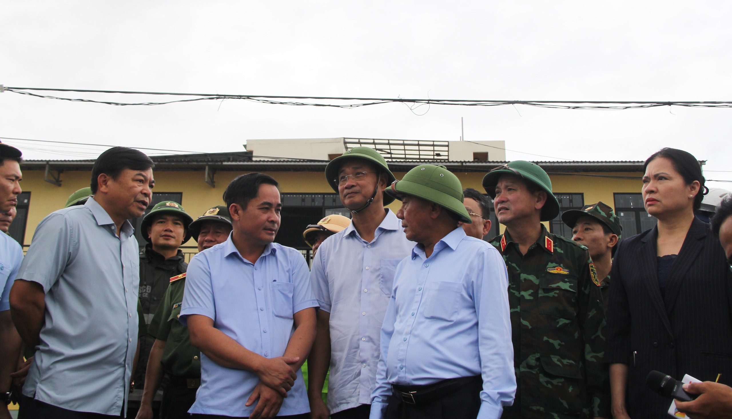 Thường trực Ban Bí thư Trần Cẩm Tú động viên nhân dân vùng lũ Đà Nẵng - Ảnh 5.
