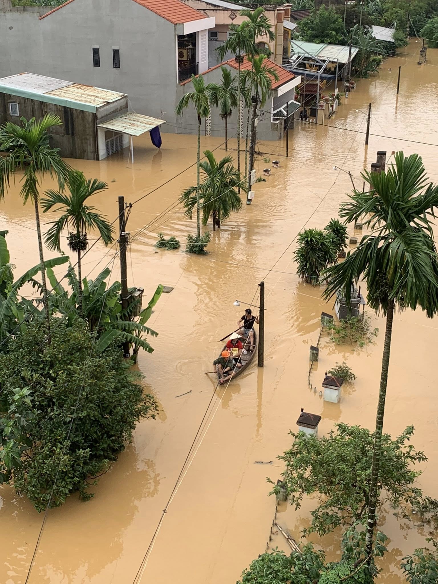 Nắng lên nhưng nhiều nhà dân ở Đà Nẵng vẫn đang ngập nặng sau mưa lớn - Ảnh 10. Nắng lên nhưng nhiều nhà dân ở Đà Nẵng vẫn đang ngập nặng sau mưa lớn - Ảnh 10.