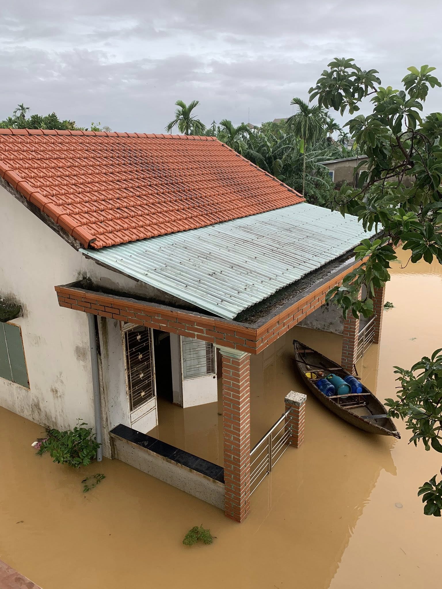 Nắng lên nhưng nhiều nhà dân ở Đà Nẵng vẫn đang ngập nặng sau mưa lớn - Ảnh 5. Nắng lên nhưng nhiều nhà dân ở Đà Nẵng vẫn đang ngập nặng sau mưa lớn - Ảnh 5.