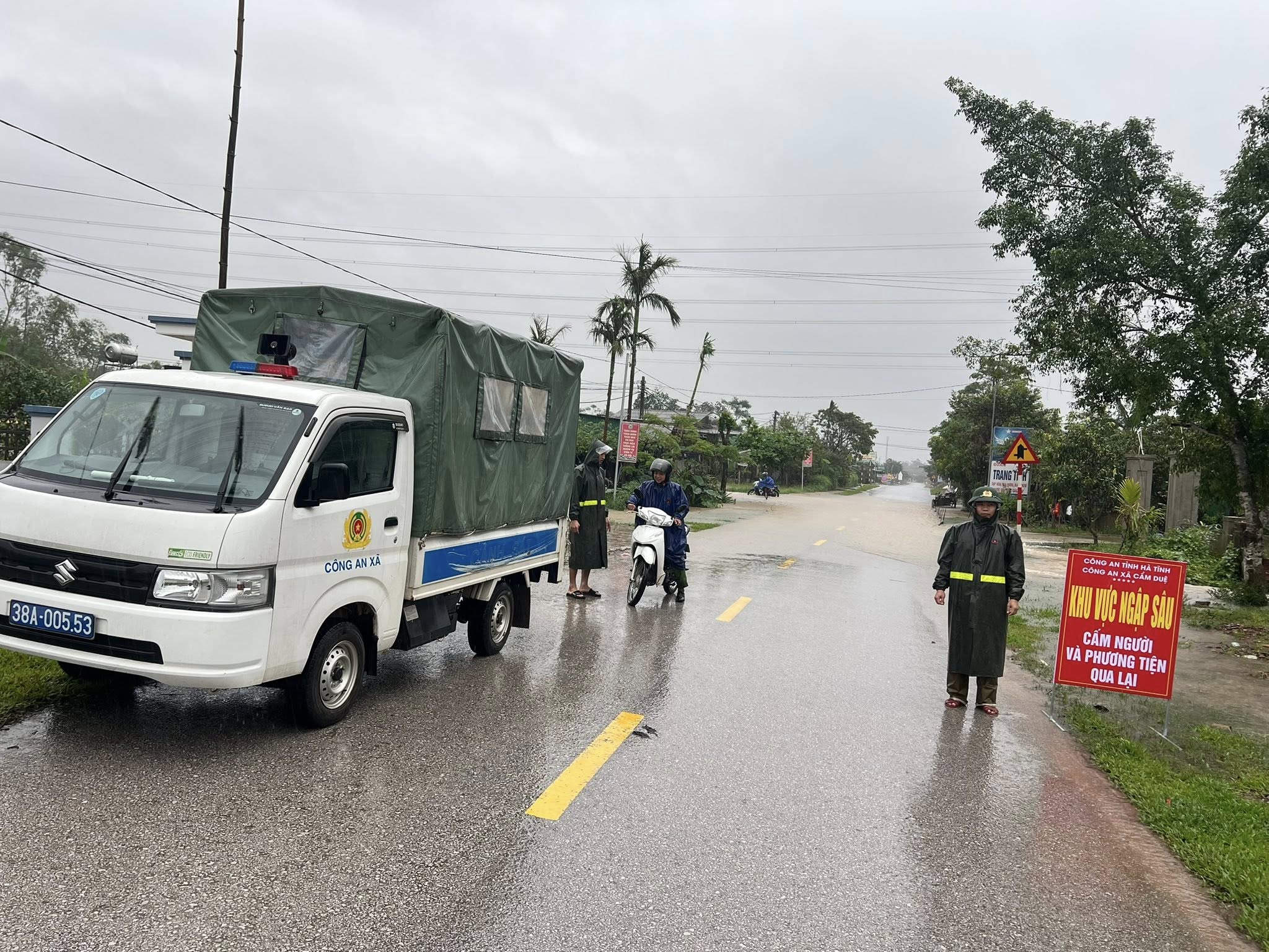 Mưa lớn ở Hà Tĩnh khiến hàng trăm hộ dân phải sơ tán khẩn cấp - Ảnh 13. Mưa lớn ở Hà Tĩnh khiến hàng trăm hộ dân phải sơ tán khẩn cấp - Ảnh 13.