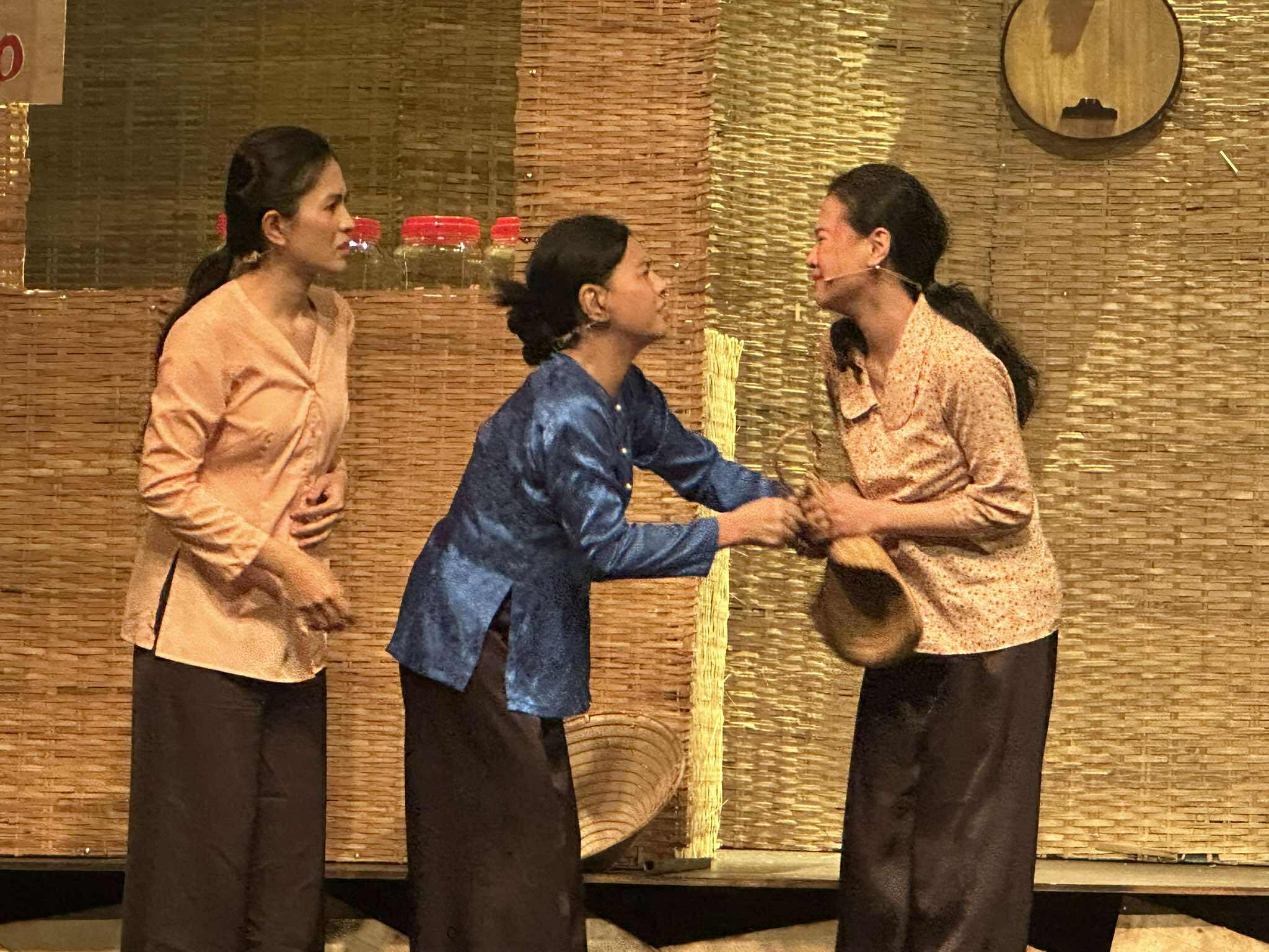 Khóc cười với Hoài Linh, Cát Phượng trong phiên bản mới của "Hiu hiu gió bấc" - Ảnh 2.