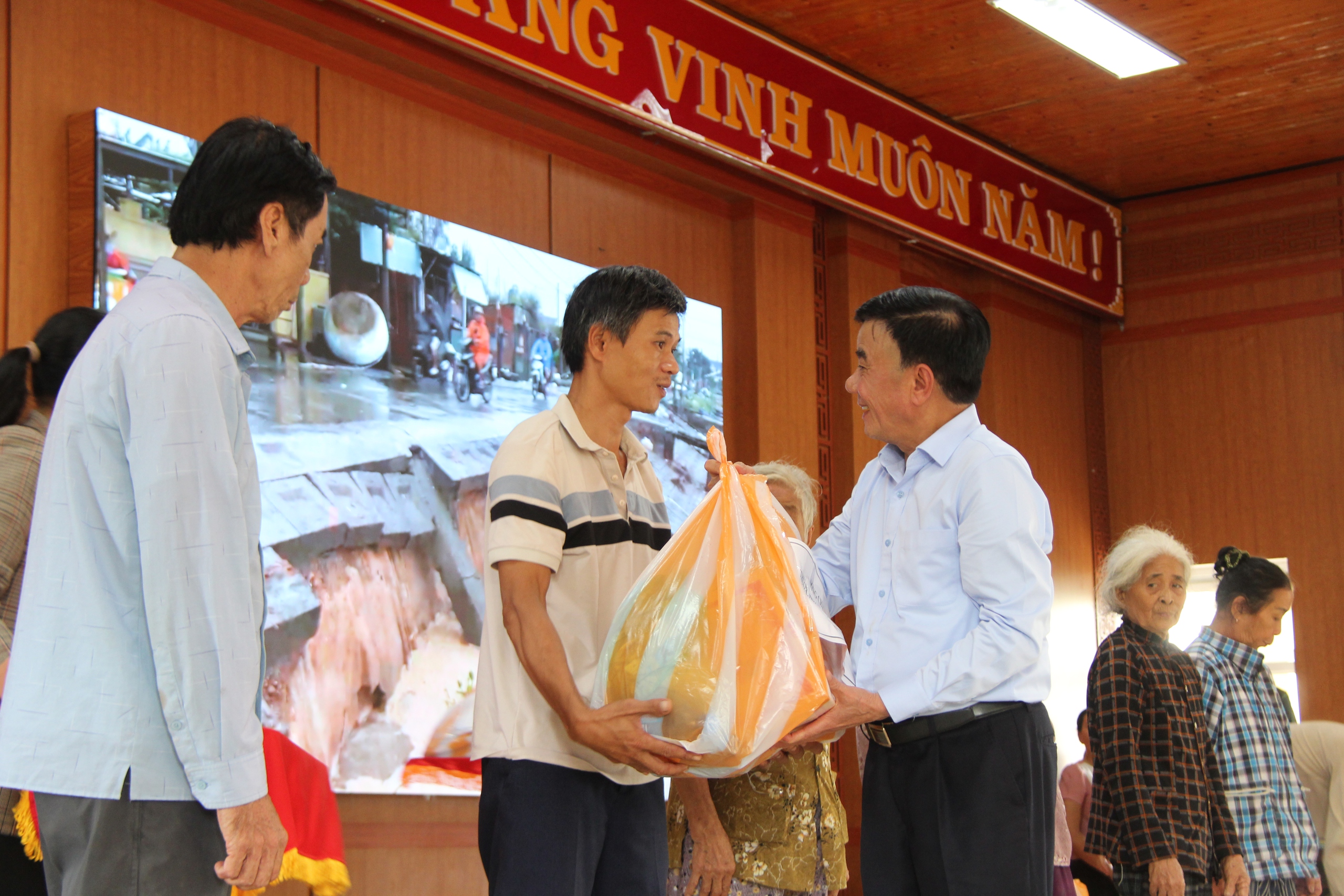 Thường trực Ban Bí thư Trần Cẩm Tú động viên nhân dân vùng lũ Đà Nẵng - Ảnh 7.