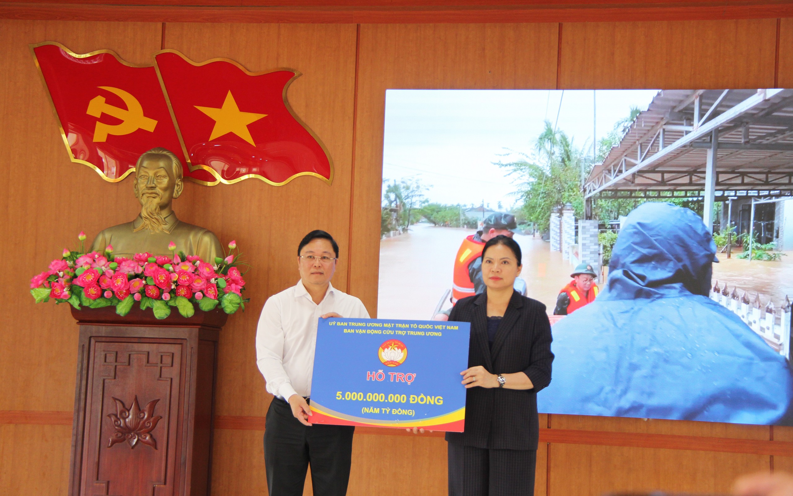 Thường trực Ban Bí thư Trần Cẩm Tú động viên nhân dân vùng lũ Đà Nẵng - Ảnh 8.