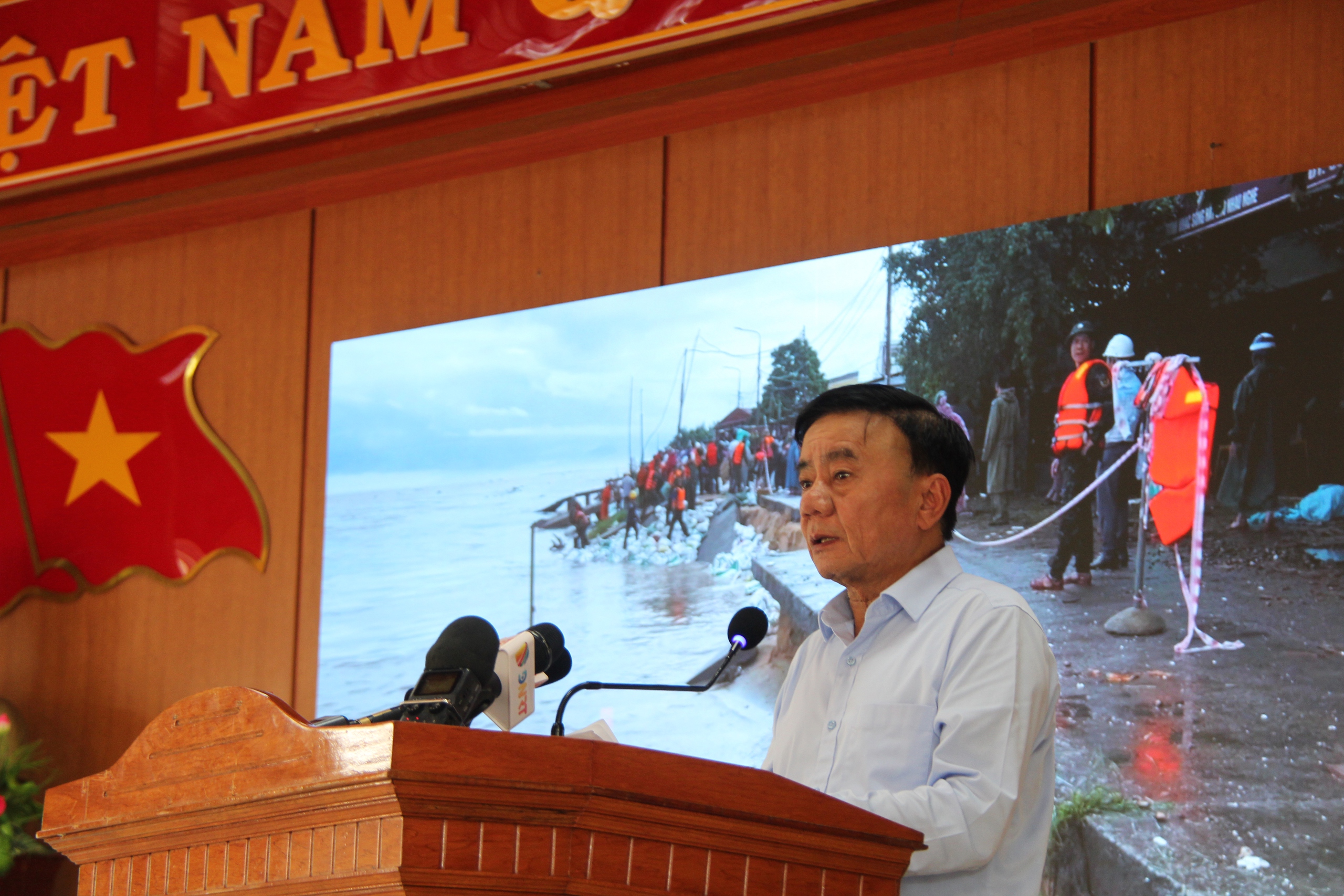 Thường trực Ban Bí thư Trần Cẩm Tú động viên nhân dân vùng lũ Đà Nẵng - Ảnh 6.