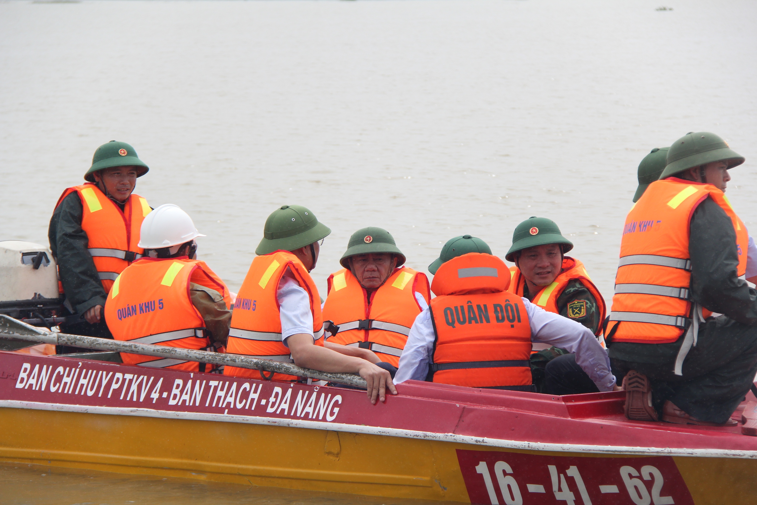 Thường trực Ban Bí thư Trần Cẩm Tú động viên nhân dân vùng lũ Đà Nẵng - Ảnh 2.