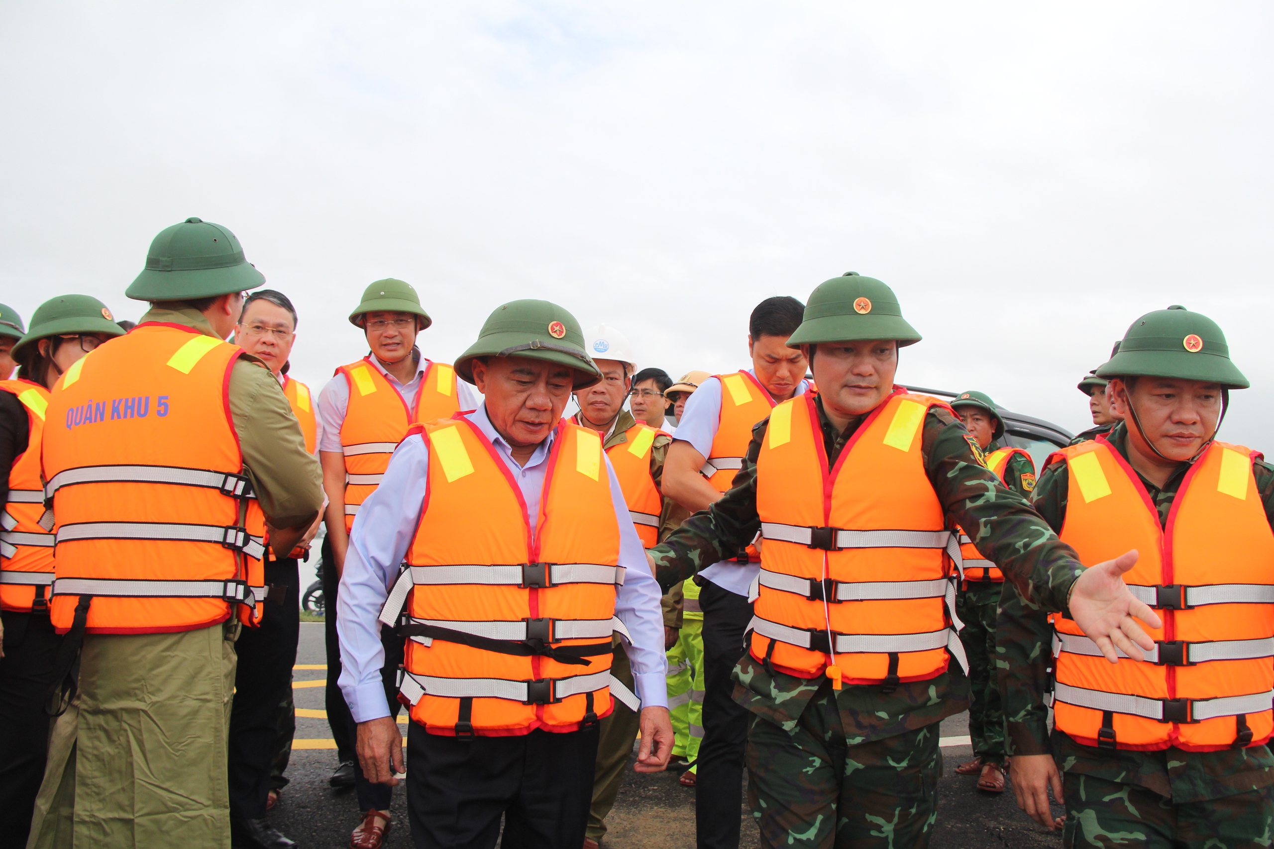 Thường trực Ban Bí thư Trần Cẩm Tú động viên nhân dân vùng lũ Đà Nẵng - Ảnh 1.