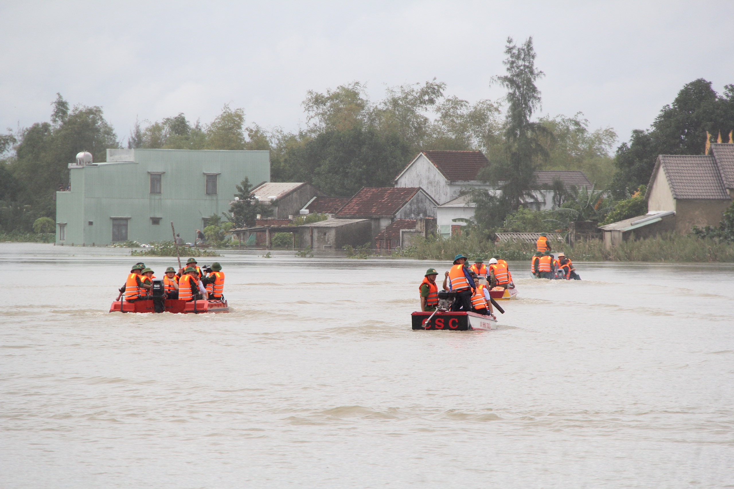 Thường trực Ban Bí thư Trần Cẩm Tú động viên nhân dân vùng lũ Đà Nẵng - Ảnh 3.