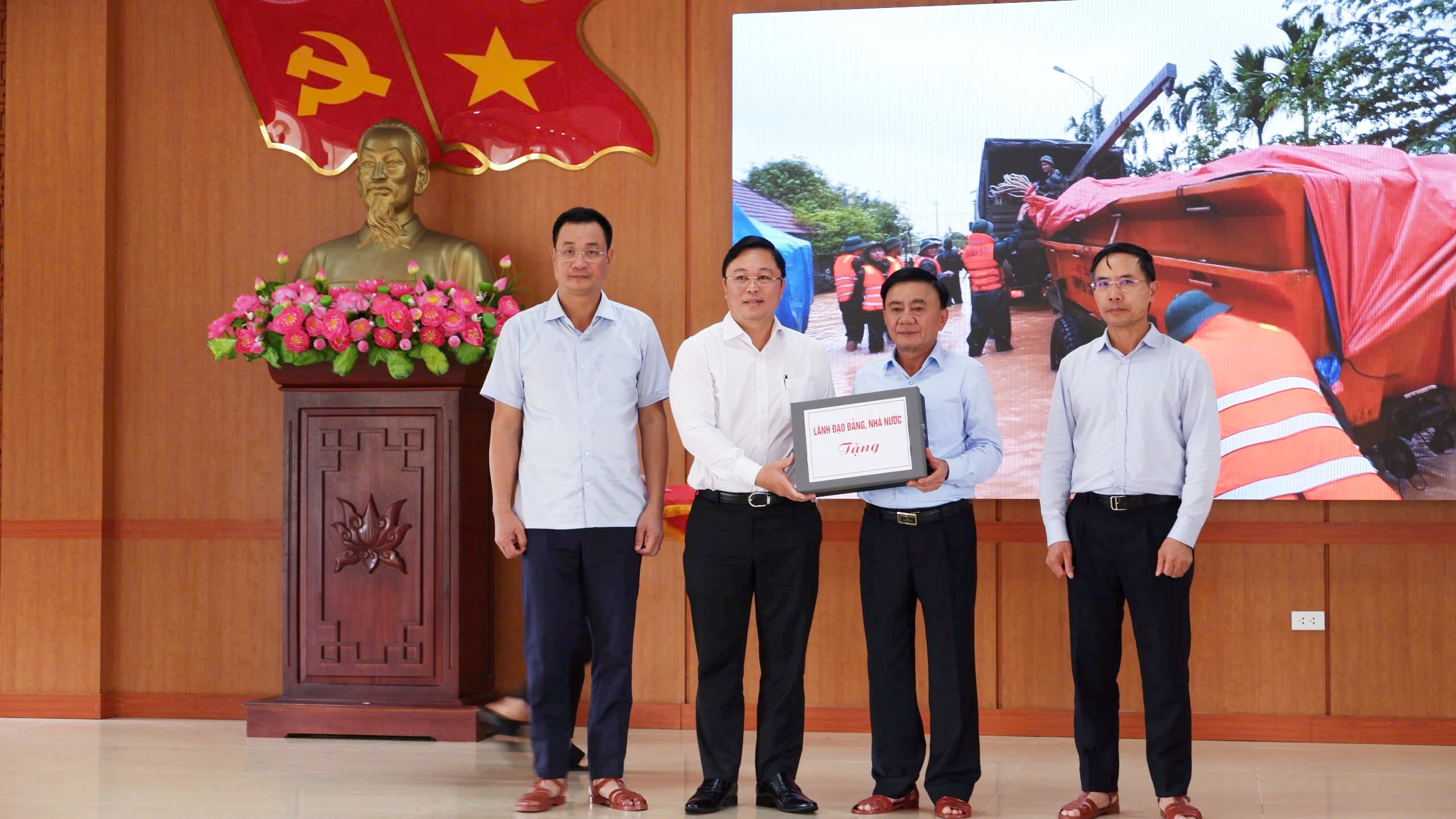 Thường trực Ban Bí thư Trần Cẩm Tú động viên nhân dân vùng lũ Đà Nẵng - Ảnh 9.