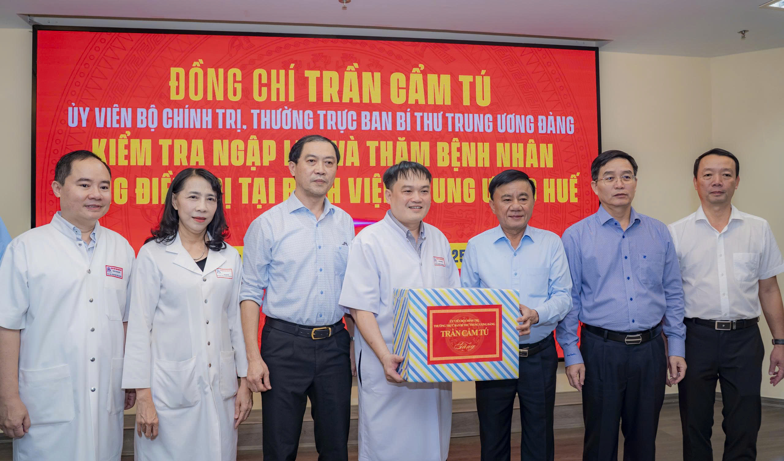 Thường trực Ban Bí thư Trần Cẩm Tú thăm hỏi người dân vùng lũ TP Huế - Ảnh 2. Thường trực Ban Bí thư Trần Cẩm Tú thăm hỏi người dân vùng lũ TP Huế - Ảnh 2.