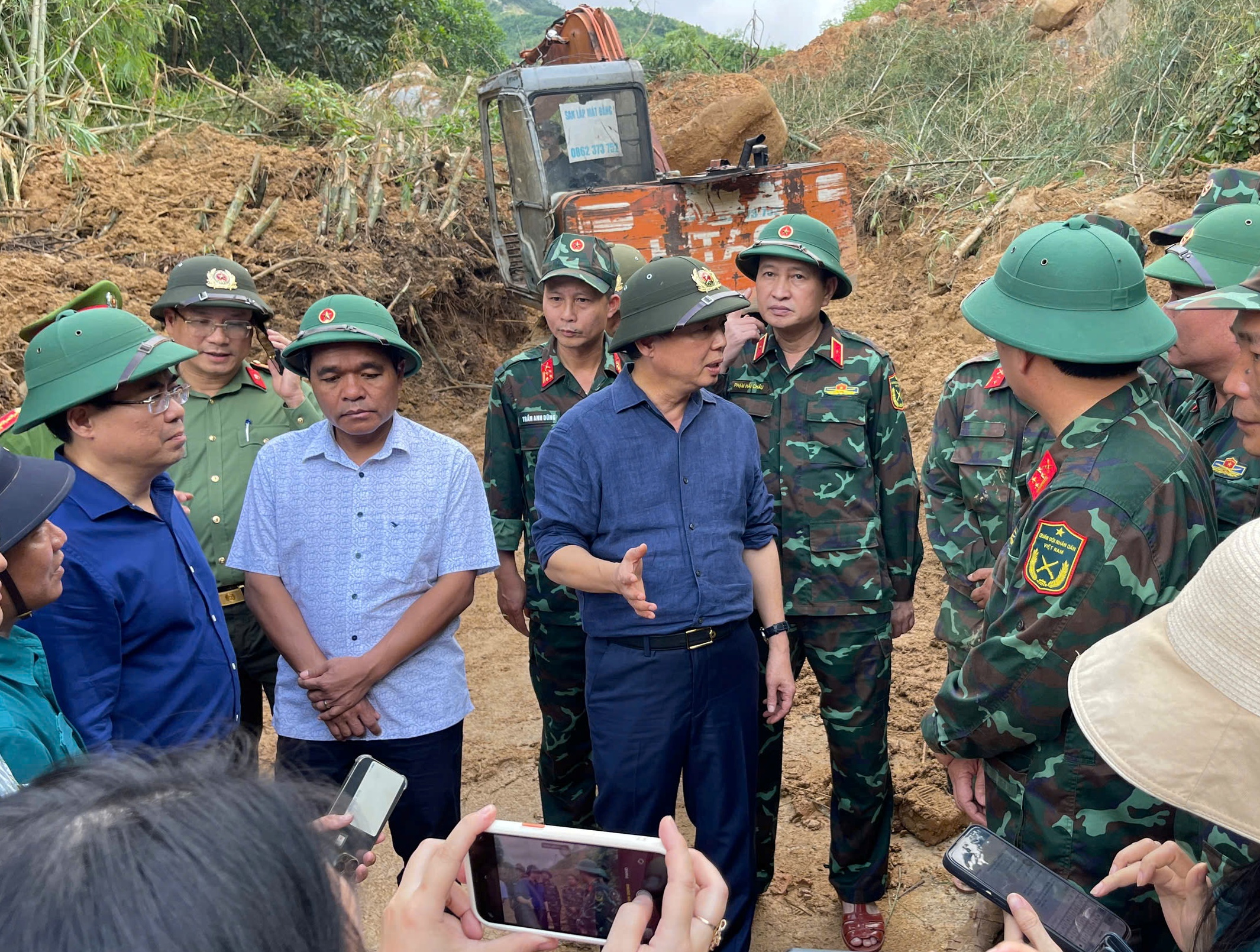 Phó Thủ tướng Trần Hồng Hà: "Làm ngày, làm đêm" khắc phục sạt lở  - Ảnh 2.