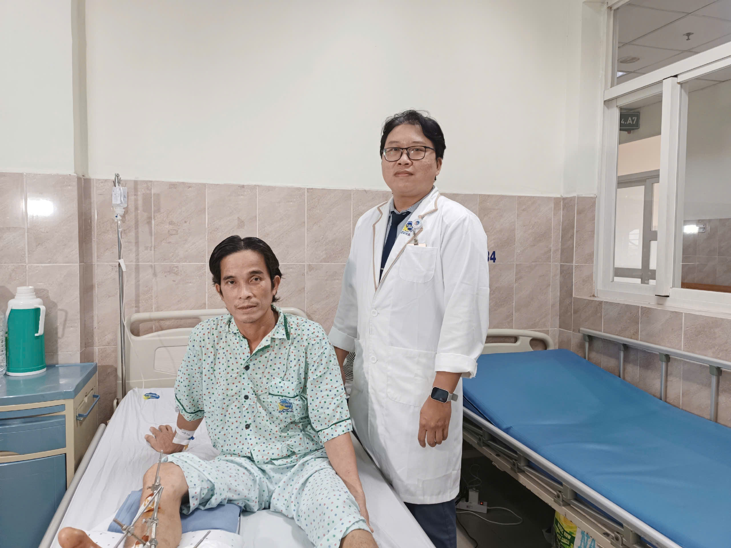 Kích hoạt báo động đỏ, cấp cứu ca bệnh bị máy cắt cỏ cắt đứt lìa bàn chân - Ảnh 1.