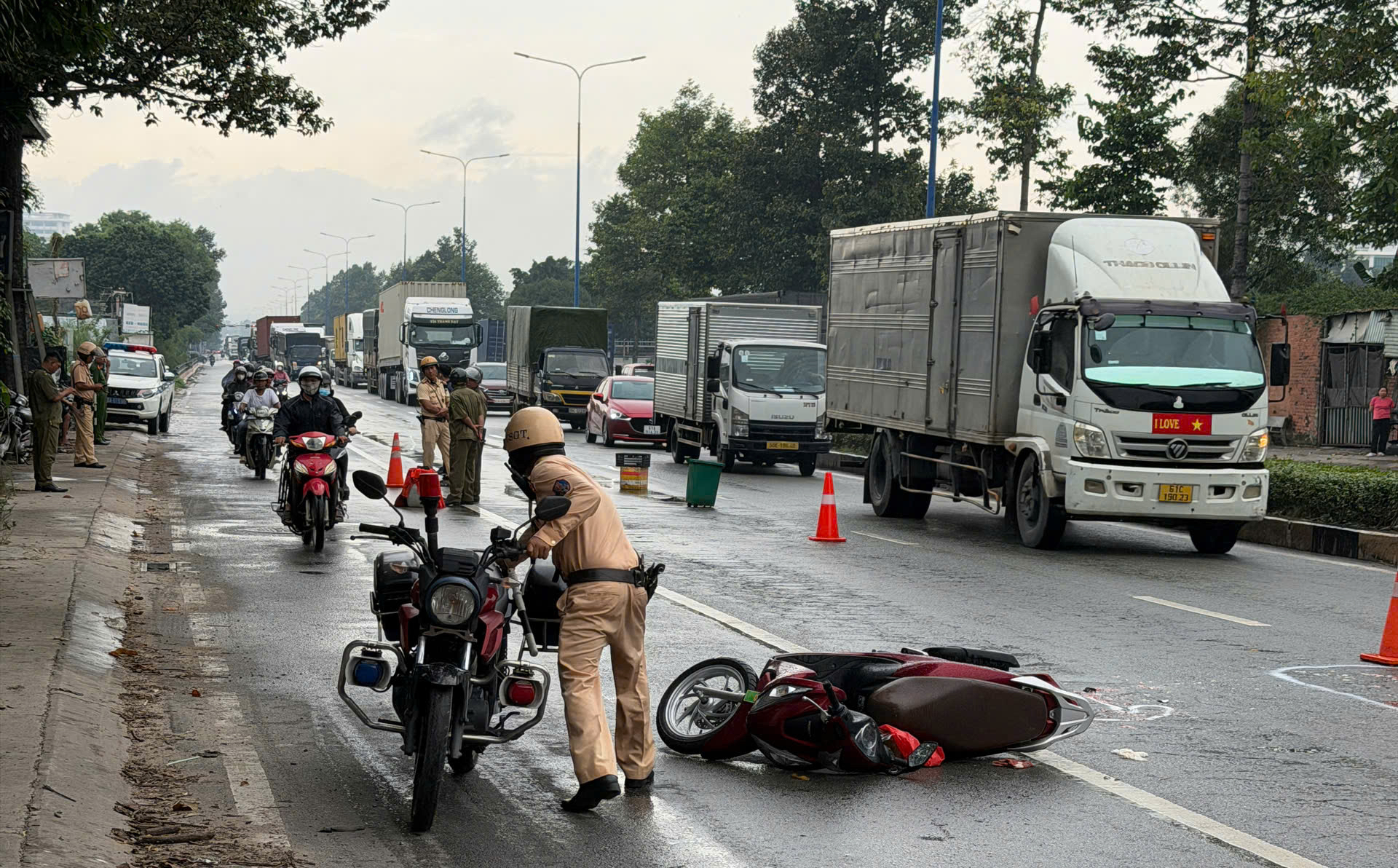 Tai nạn thương tâm trên đường Mỹ Phước - Tân Vạn khiến một người phụ nữ tử vong - Ảnh 2.