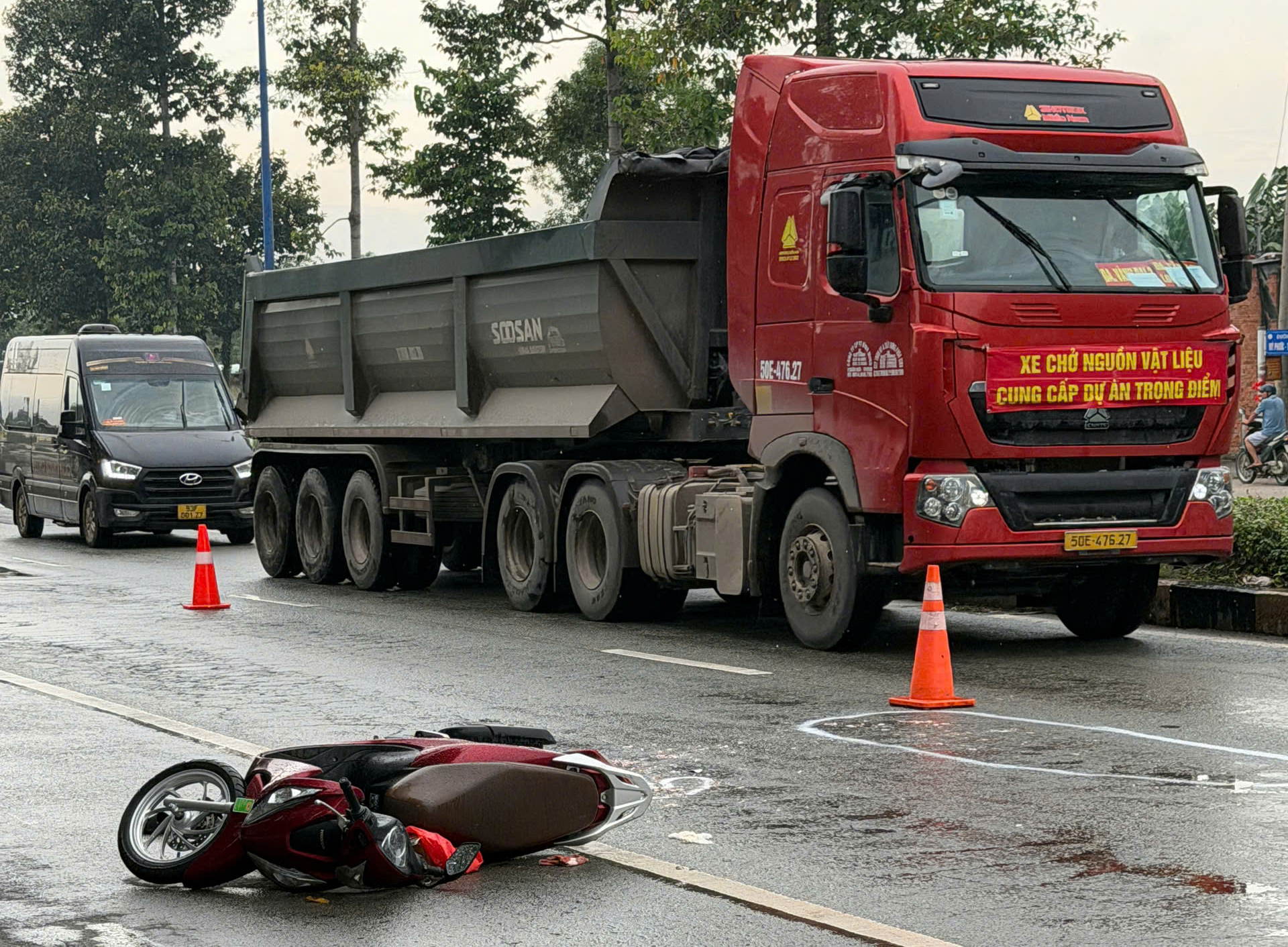 Tai nạn thương tâm trên đường Mỹ Phước - Tân Vạn khiến một người phụ nữ tử vong - Ảnh 3.