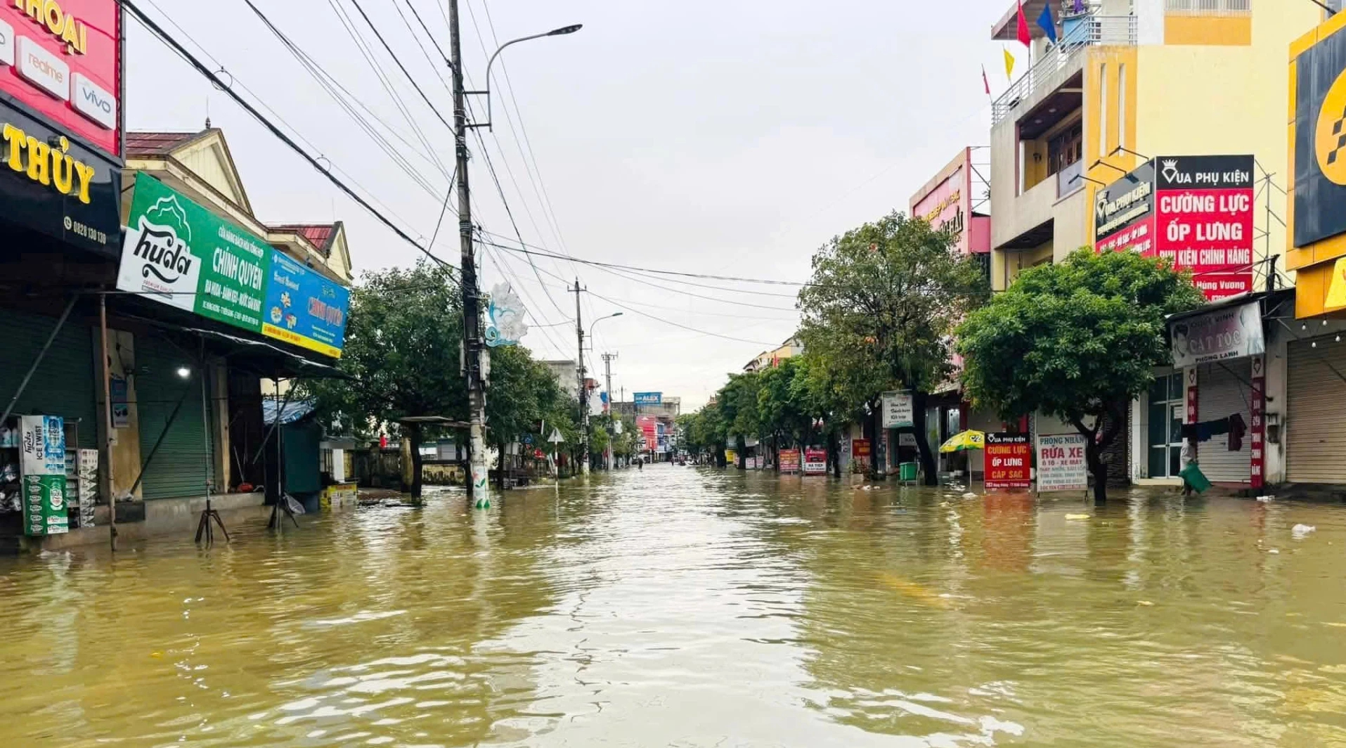 Mưa lũ gây ngập hàng chục nhà dân ở Lệ Thủy - Ảnh 1.