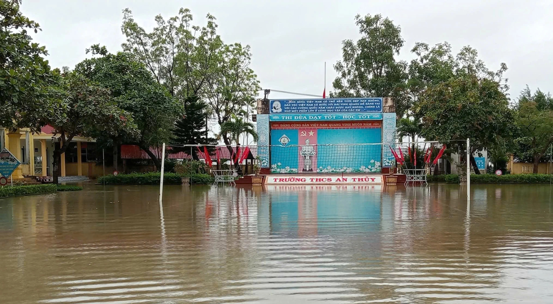 Mưa lũ gây ngập hàng chục nhà dân ở Lệ Thủy - Ảnh 3.