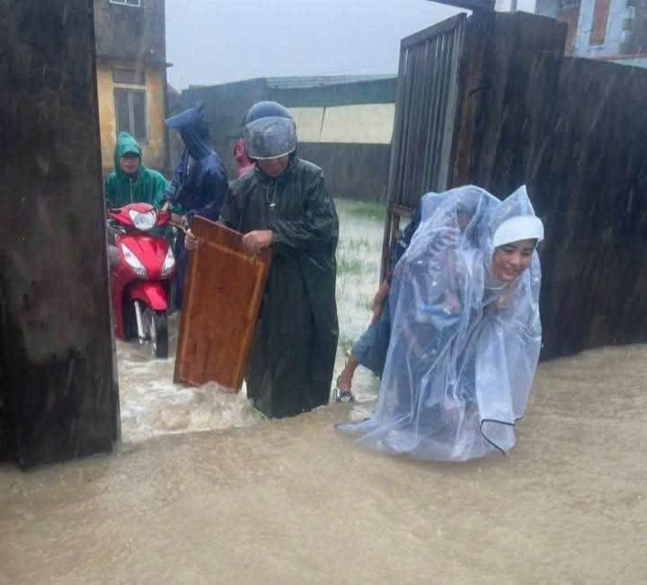 Mưa lớn ở Hà Tĩnh khiến hàng trăm hộ dân phải sơ tán khẩn cấp - Ảnh 1. Mưa lớn ở Hà Tĩnh khiến hàng trăm hộ dân phải sơ tán khẩn cấp - Ảnh 1.