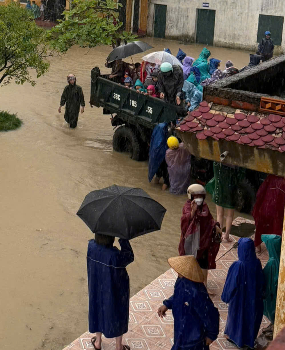 Mưa lớn ở Hà Tĩnh khiến hàng trăm hộ dân phải sơ tán khẩn cấp - Ảnh 7. Mưa lớn ở Hà Tĩnh khiến hàng trăm hộ dân phải sơ tán khẩn cấp - Ảnh 7.