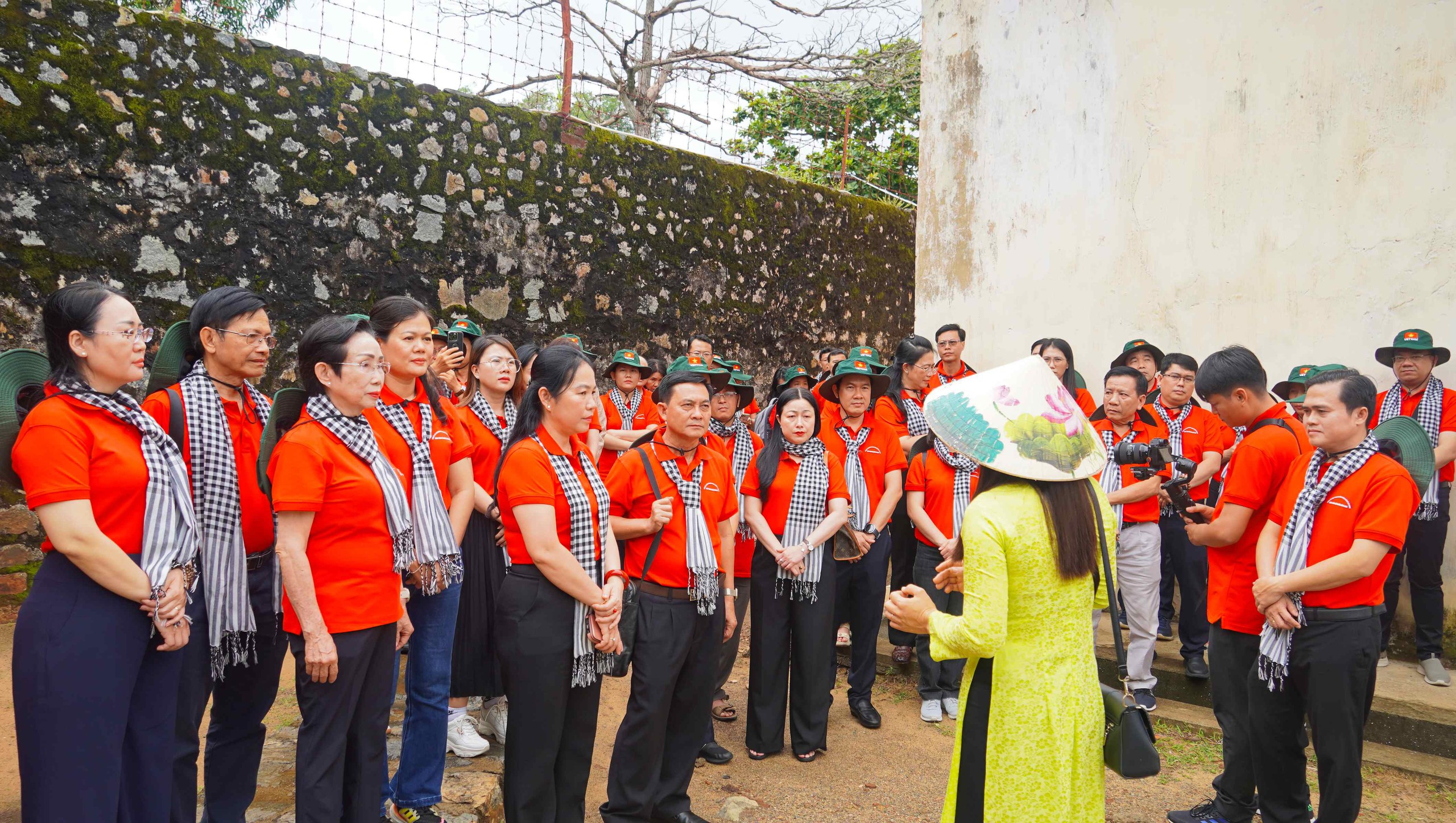 Đảng ủy các cơ quan Đảng TP HCM hành trình về nguồn tại Côn Đảo - Ảnh 2.