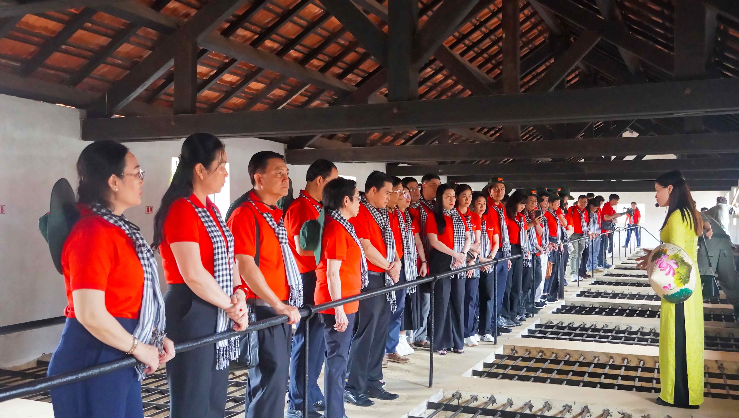 Đảng ủy các cơ quan Đảng TP HCM hành trình về nguồn tại Côn Đảo - Ảnh 3.