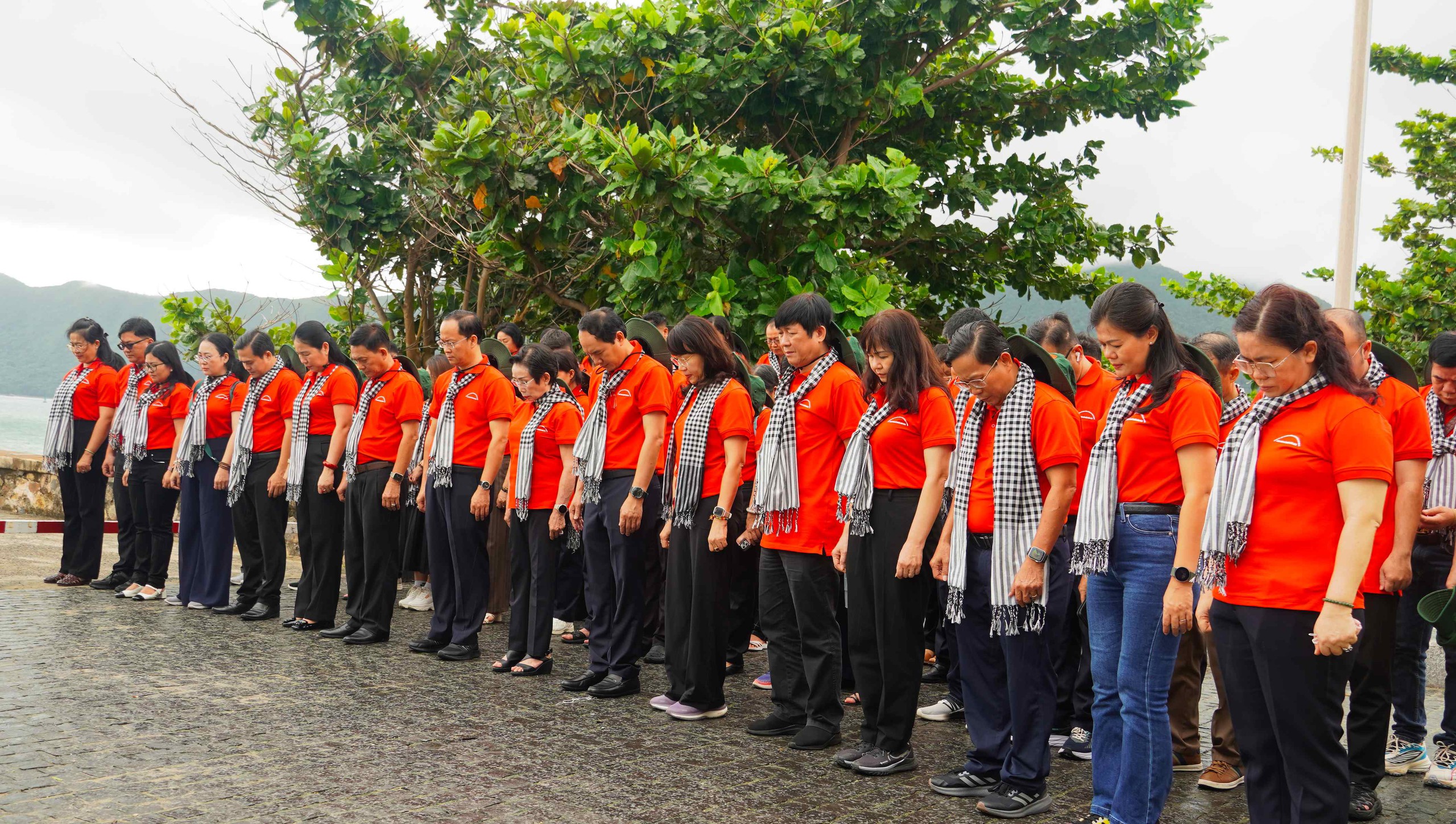 Đảng ủy các cơ quan Đảng TP HCM hành trình về nguồn tại Côn Đảo - Ảnh 1.