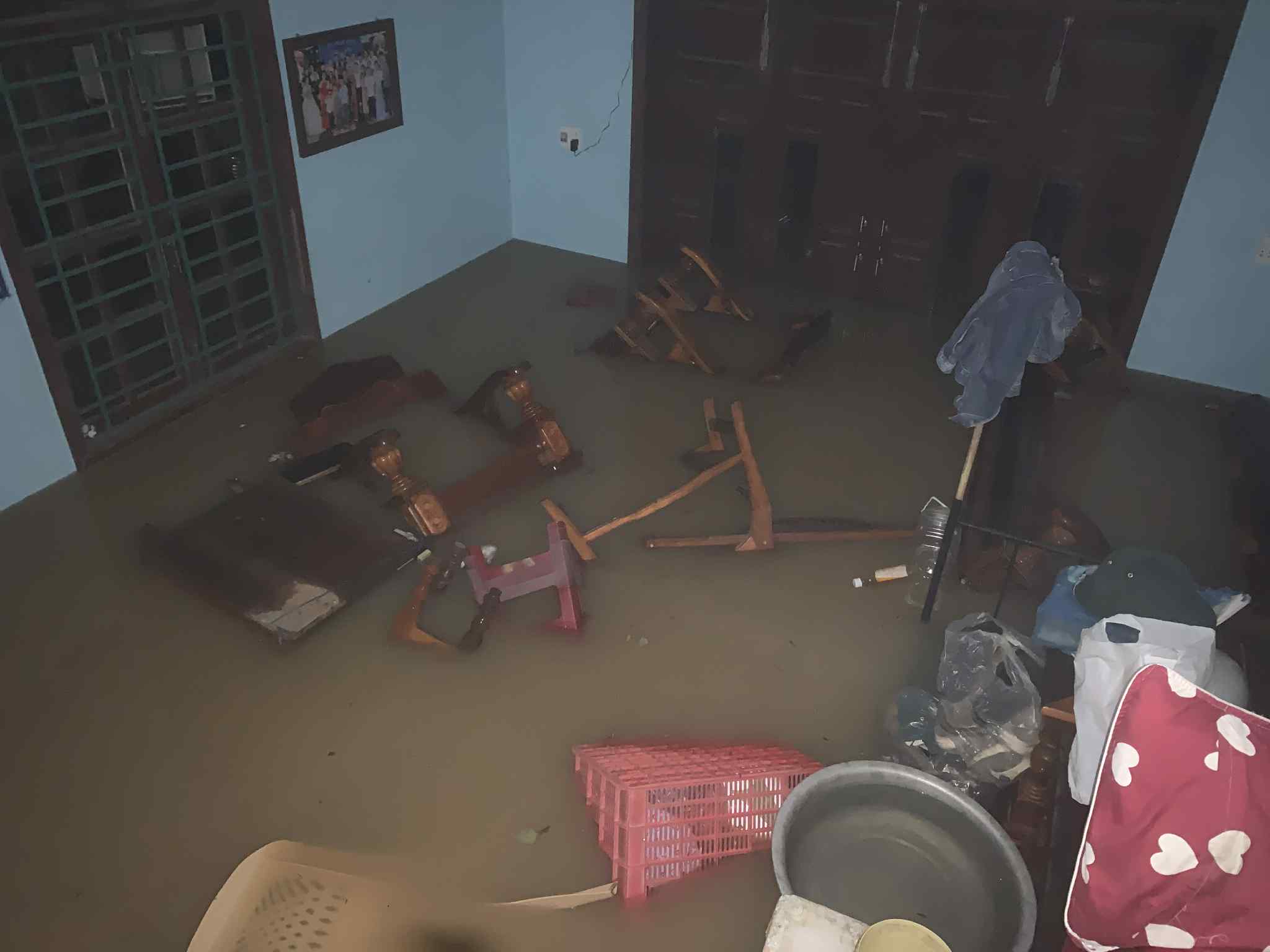 Nắng lên nhưng nhiều nhà dân ở Đà Nẵng vẫn đang ngập nặng sau mưa lớn - Ảnh 4. Nắng lên nhưng nhiều nhà dân ở Đà Nẵng vẫn đang ngập nặng sau mưa lớn - Ảnh 4.