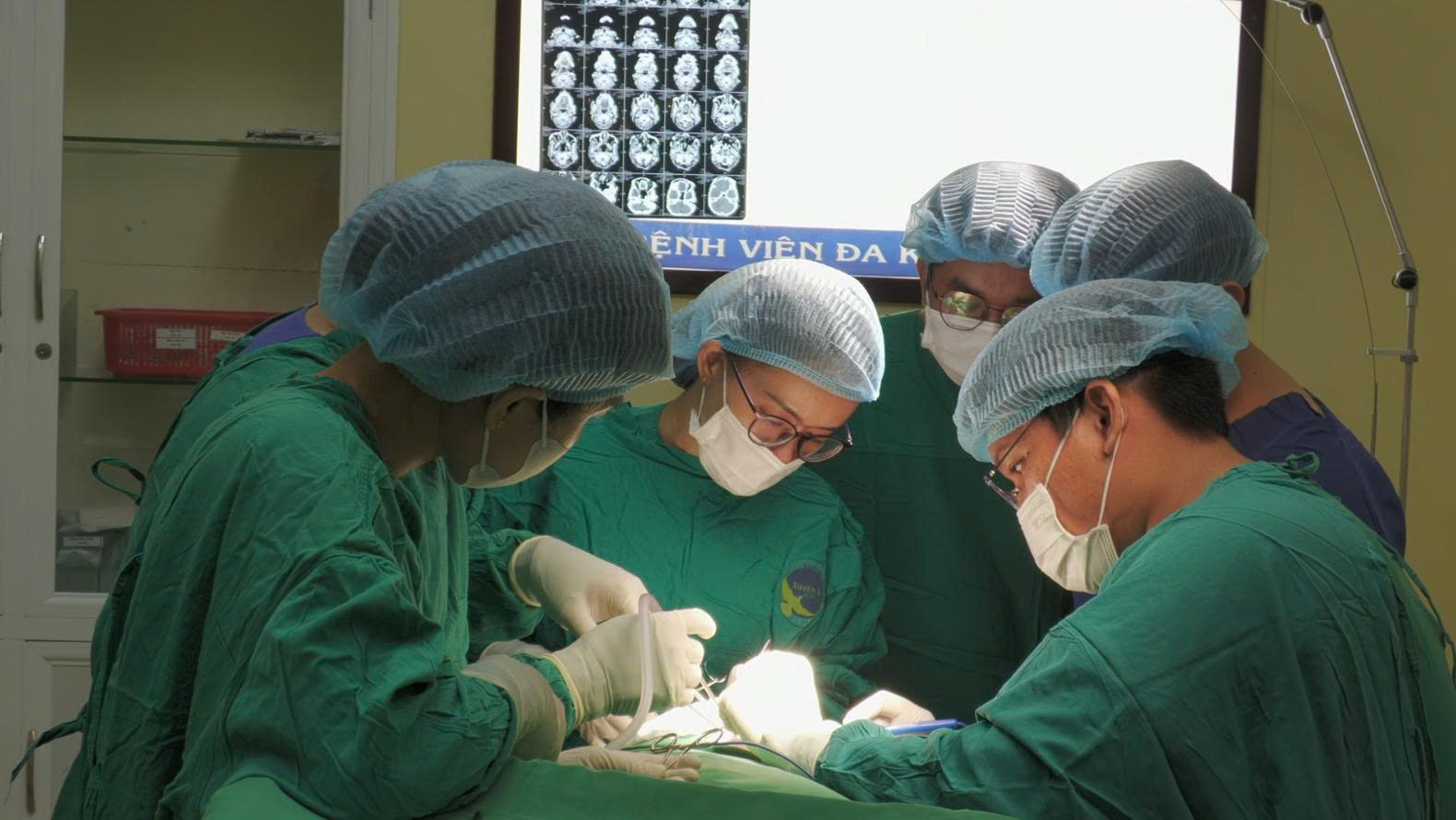 10 năm trời có cảm giác vướng họng, đến bệnh viện phát hiện điều bất ngờ - Ảnh 1.