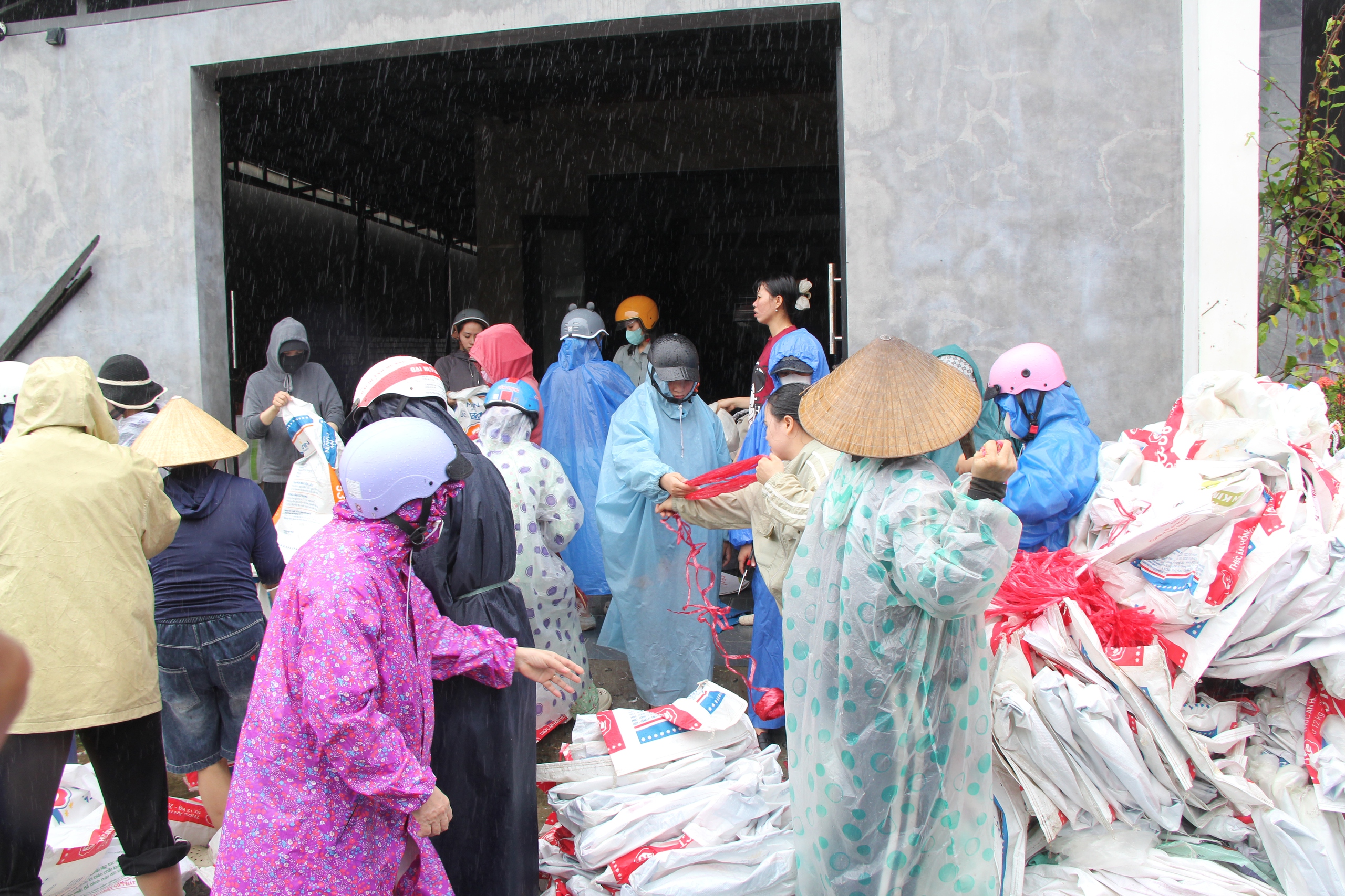 CLIP: 48 giờ lấy sức người chống thế nước, cứu kè biển An Lương - Ảnh 2.