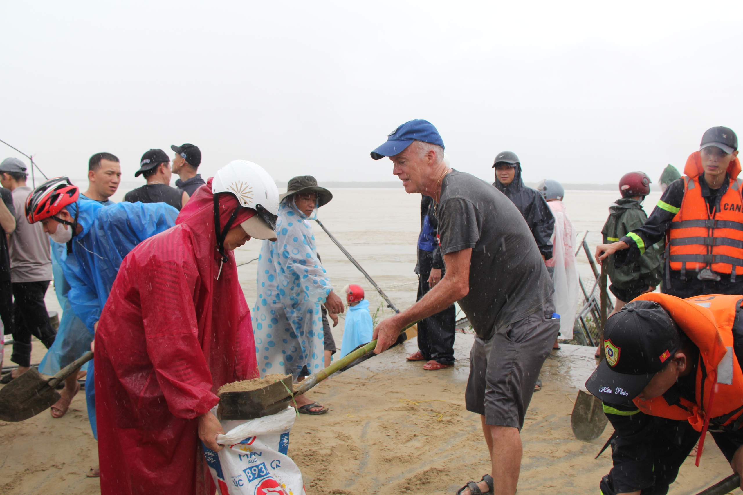 CLIP: 48 giờ lấy sức người chống thế nước, cứu kè biển An Lương - Ảnh 7.