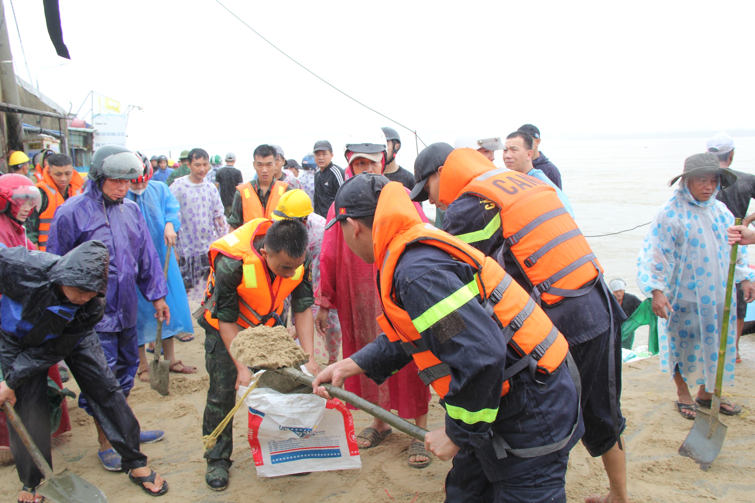 CLIP: 48 giờ lấy sức người chống thế nước, cứu kè biển An Lương - Ảnh 3.