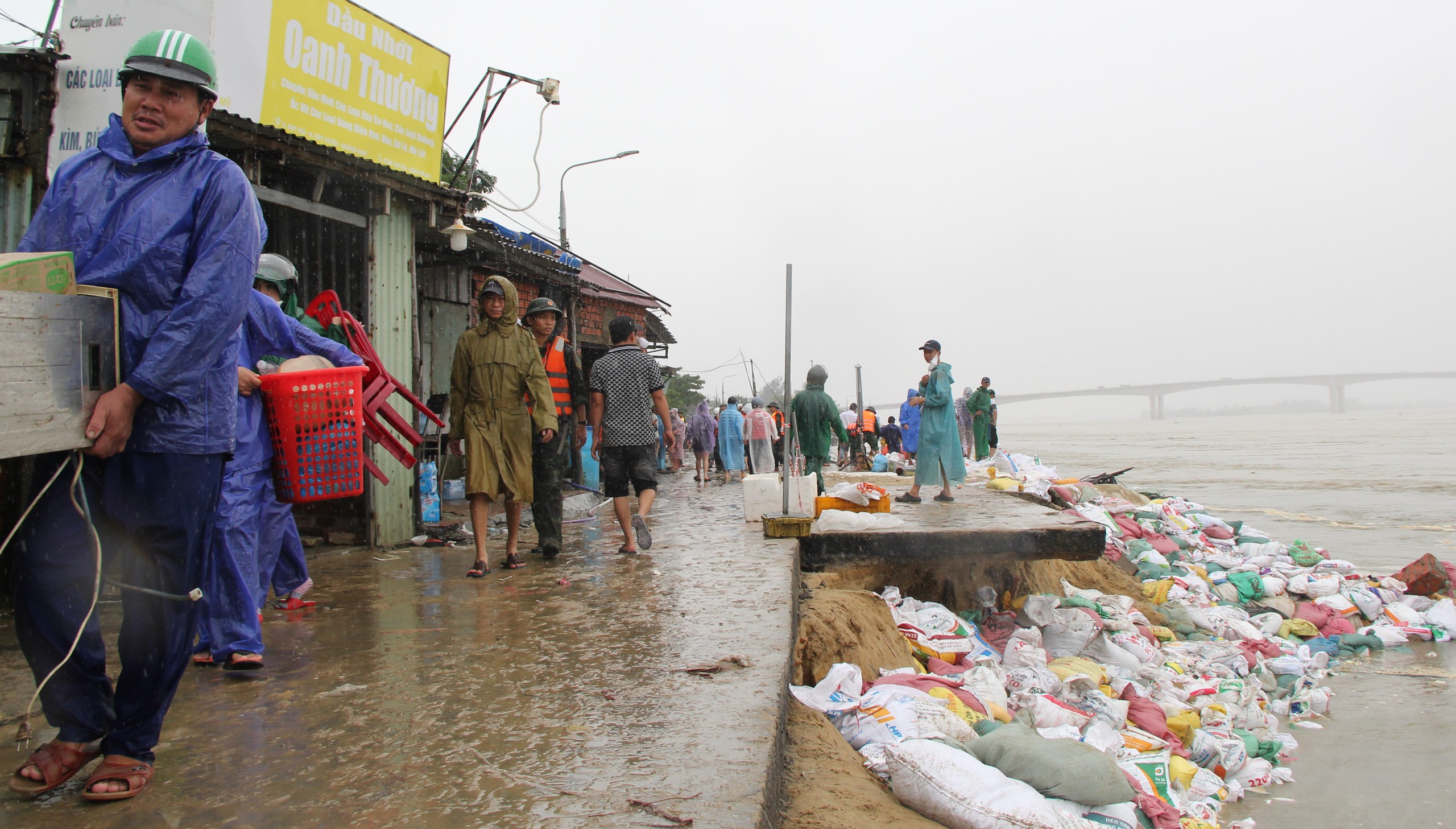 CLIP: 48 giờ lấy sức người chống thế nước, cứu kè biển An Lương - Ảnh 9.