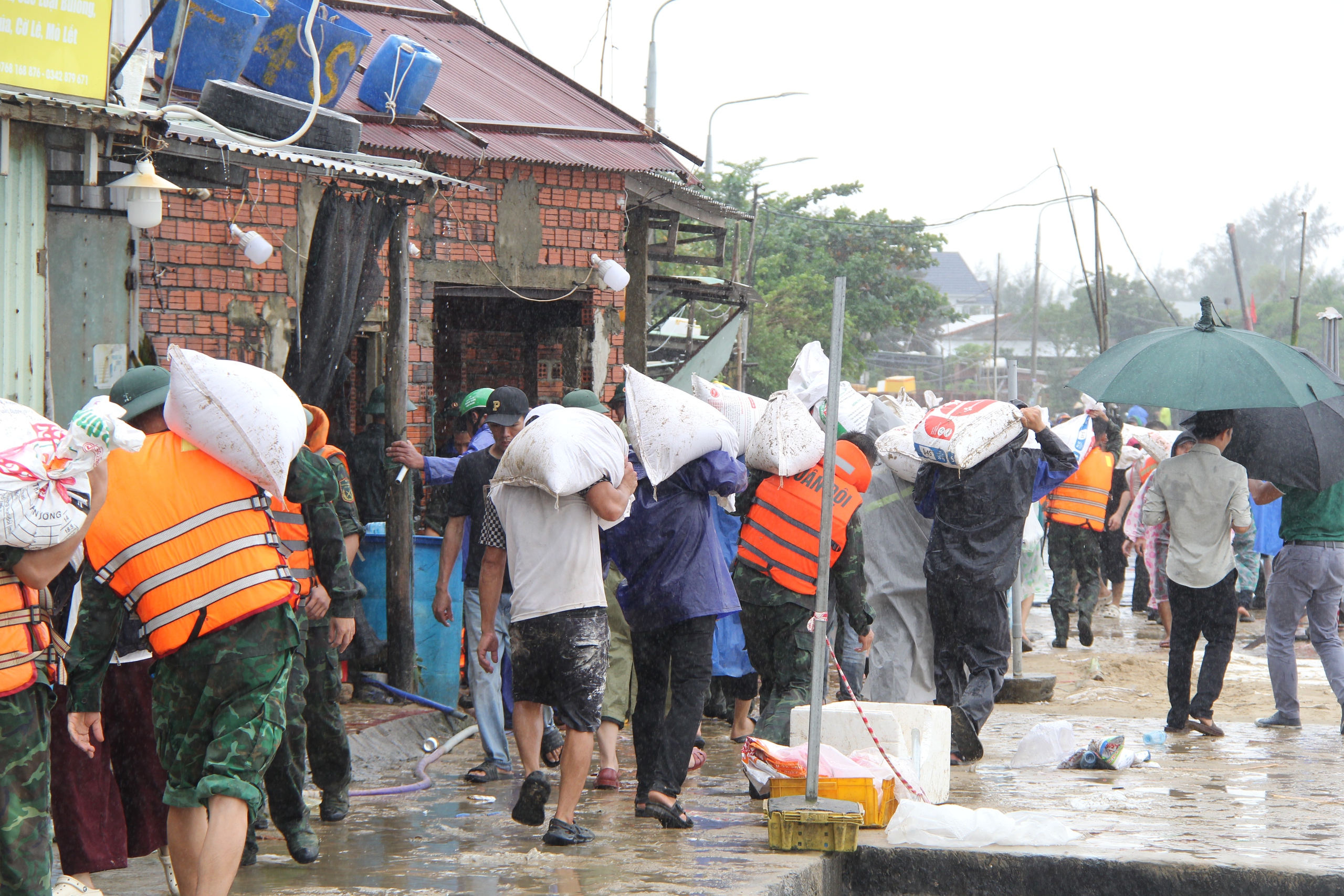 CLIP: 48 giờ lấy sức người chống thế nước, cứu kè biển An Lương - Ảnh 5.