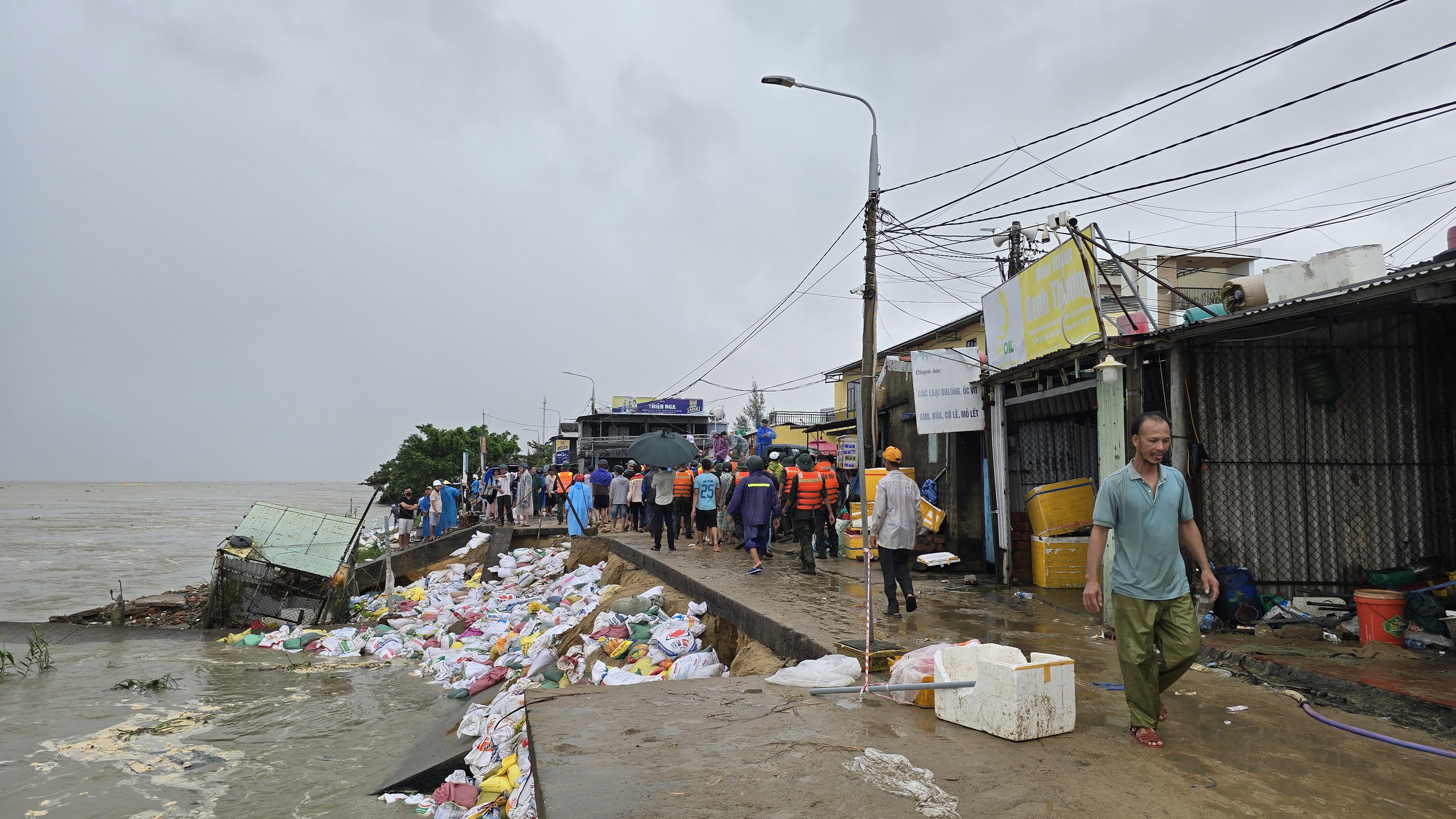 CLIP: 48 giờ lấy sức người chống thế nước, cứu kè biển An Lương - Ảnh 6.