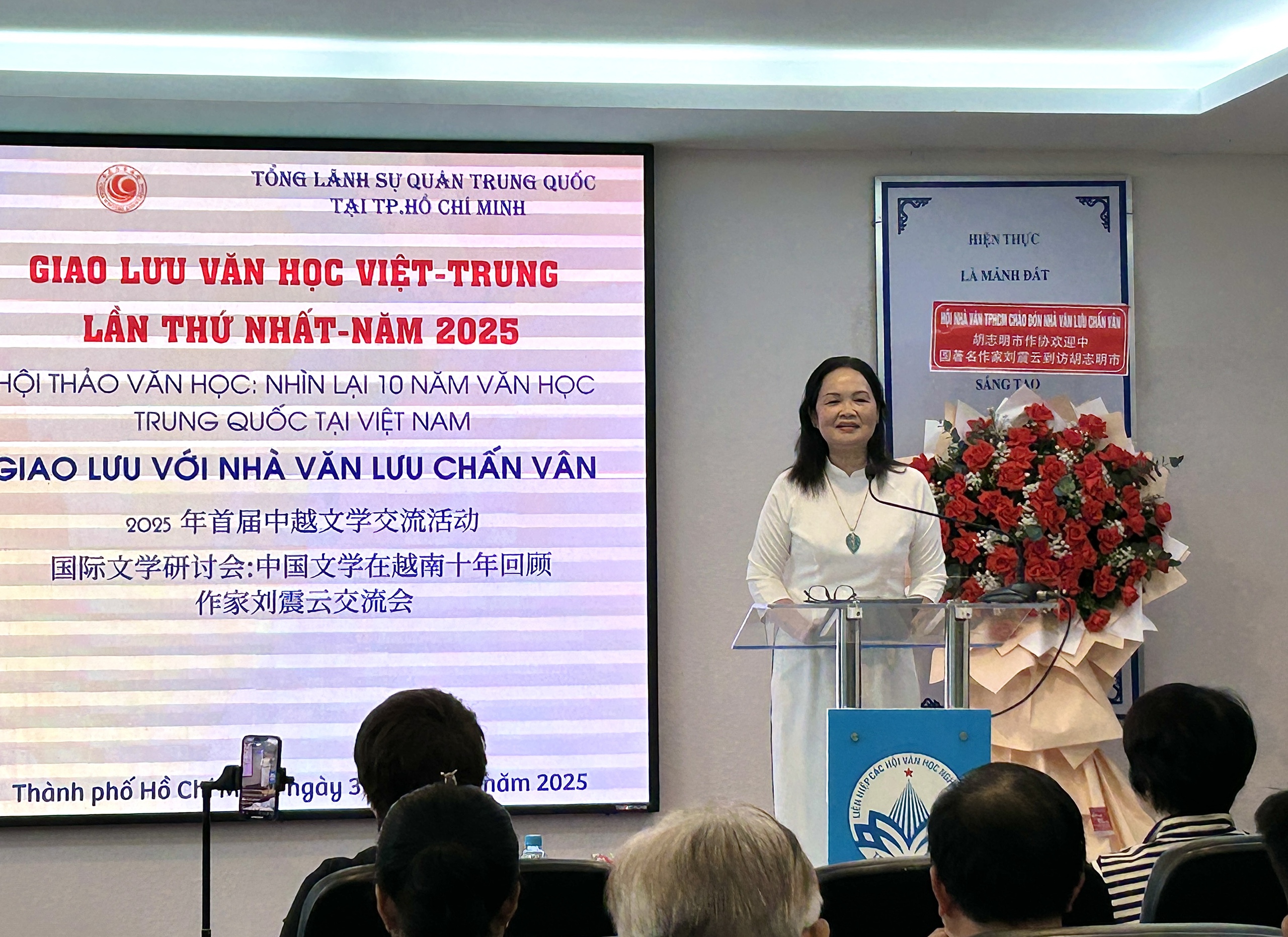 Nhà văn Trung Quốc Lưu Chấn Vân giao lưu tại Việt Nam - Ảnh 1.