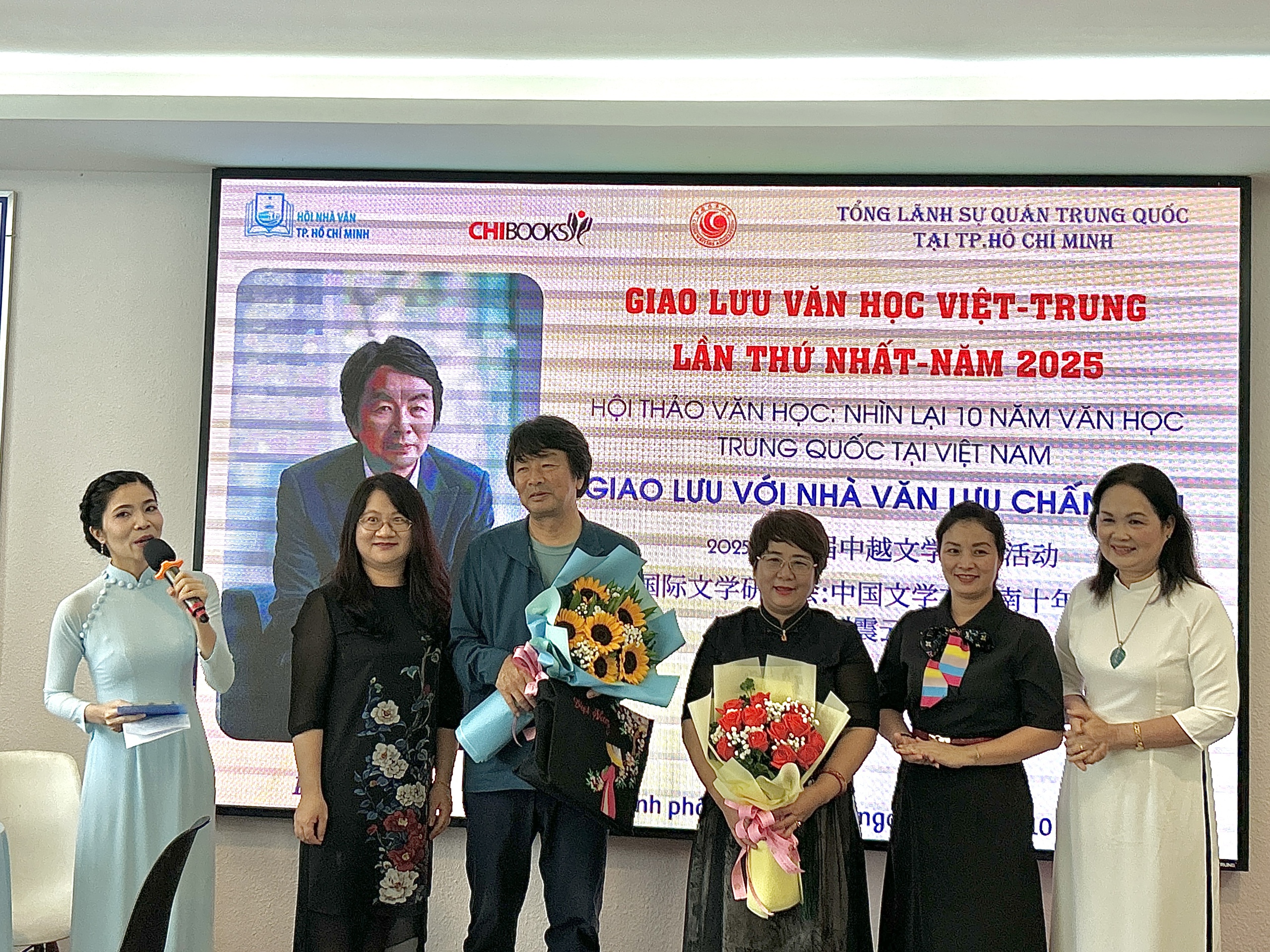 Nhà văn Trung Quốc Lưu Chấn Vân giao lưu tại Việt Nam - Ảnh 4.