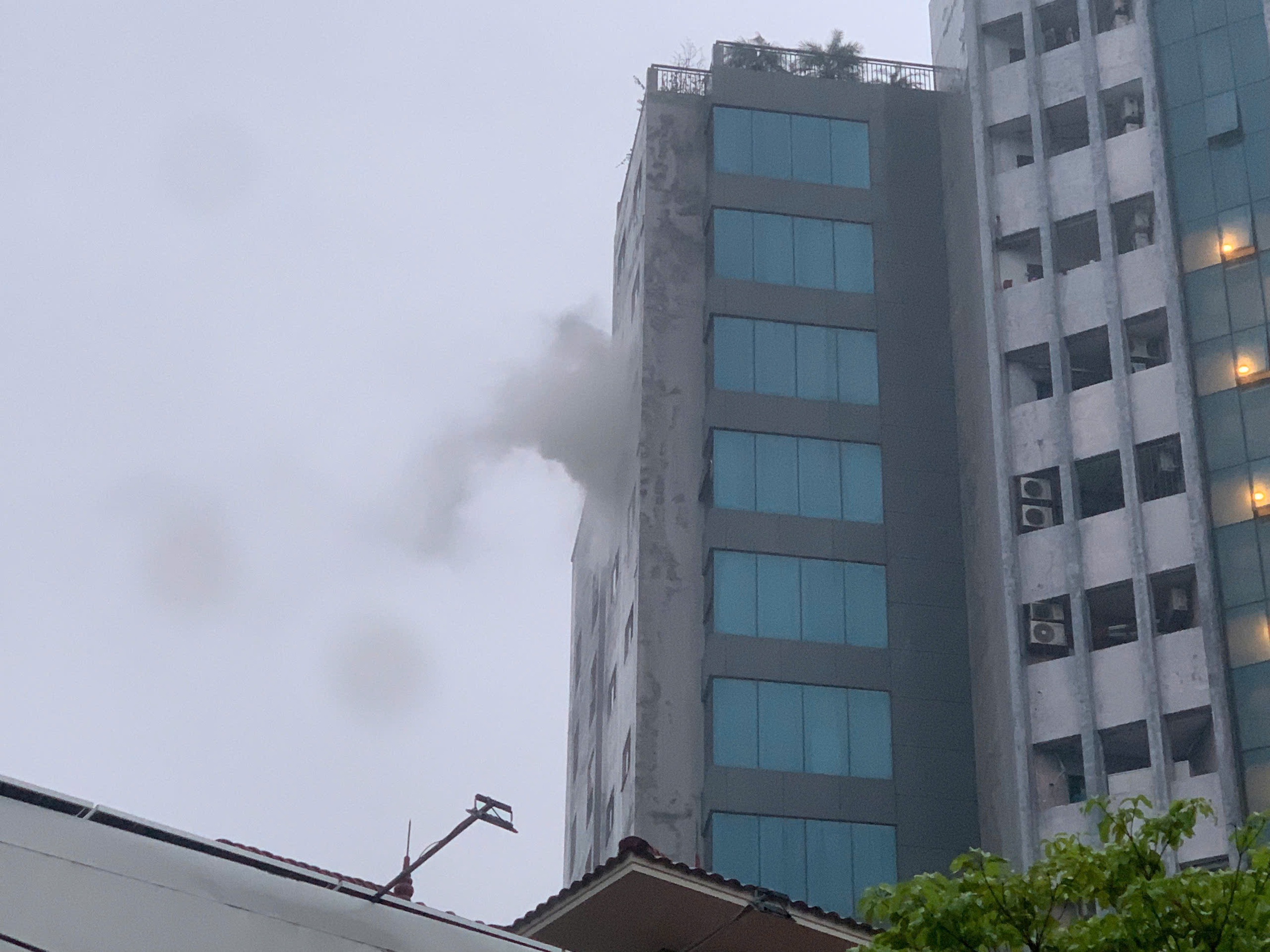 Hà Tĩnh: Cháy chung cư Winhouse Hàm Nghi hoảng hốt di tản - Ảnh 1.