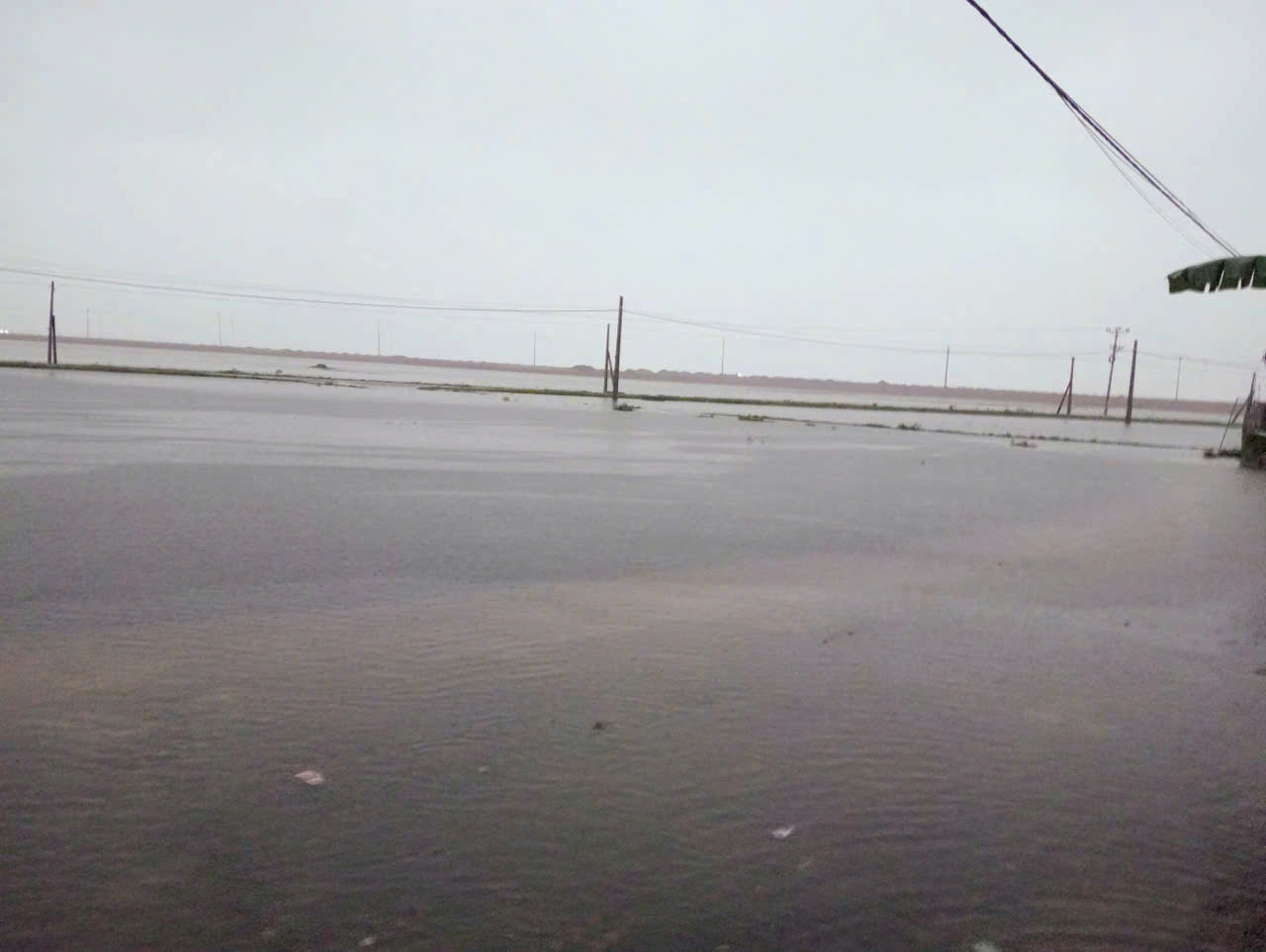 Mưa lớn ở Hà Tĩnh khiến hàng trăm hộ dân phải sơ tán khẩn cấp - Ảnh 11. Mưa lớn ở Hà Tĩnh khiến hàng trăm hộ dân phải sơ tán khẩn cấp - Ảnh 11.