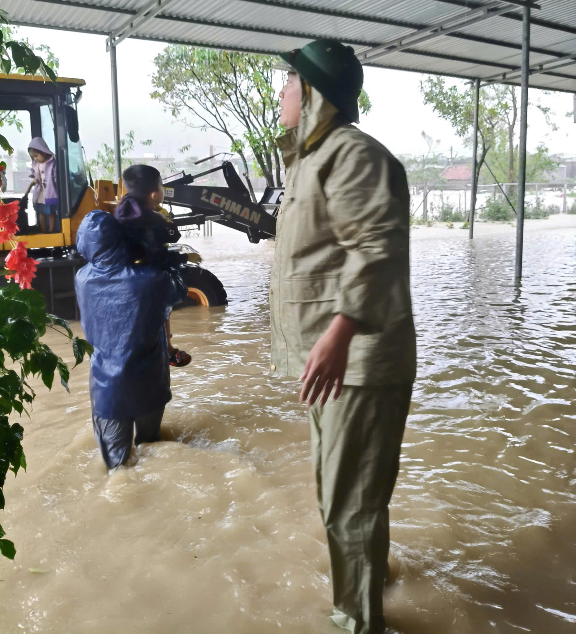 Mưa lớn ở Hà Tĩnh khiến hàng trăm hộ dân phải sơ tán khẩn cấp - Ảnh 2. Mưa lớn ở Hà Tĩnh khiến hàng trăm hộ dân phải sơ tán khẩn cấp - Ảnh 2.