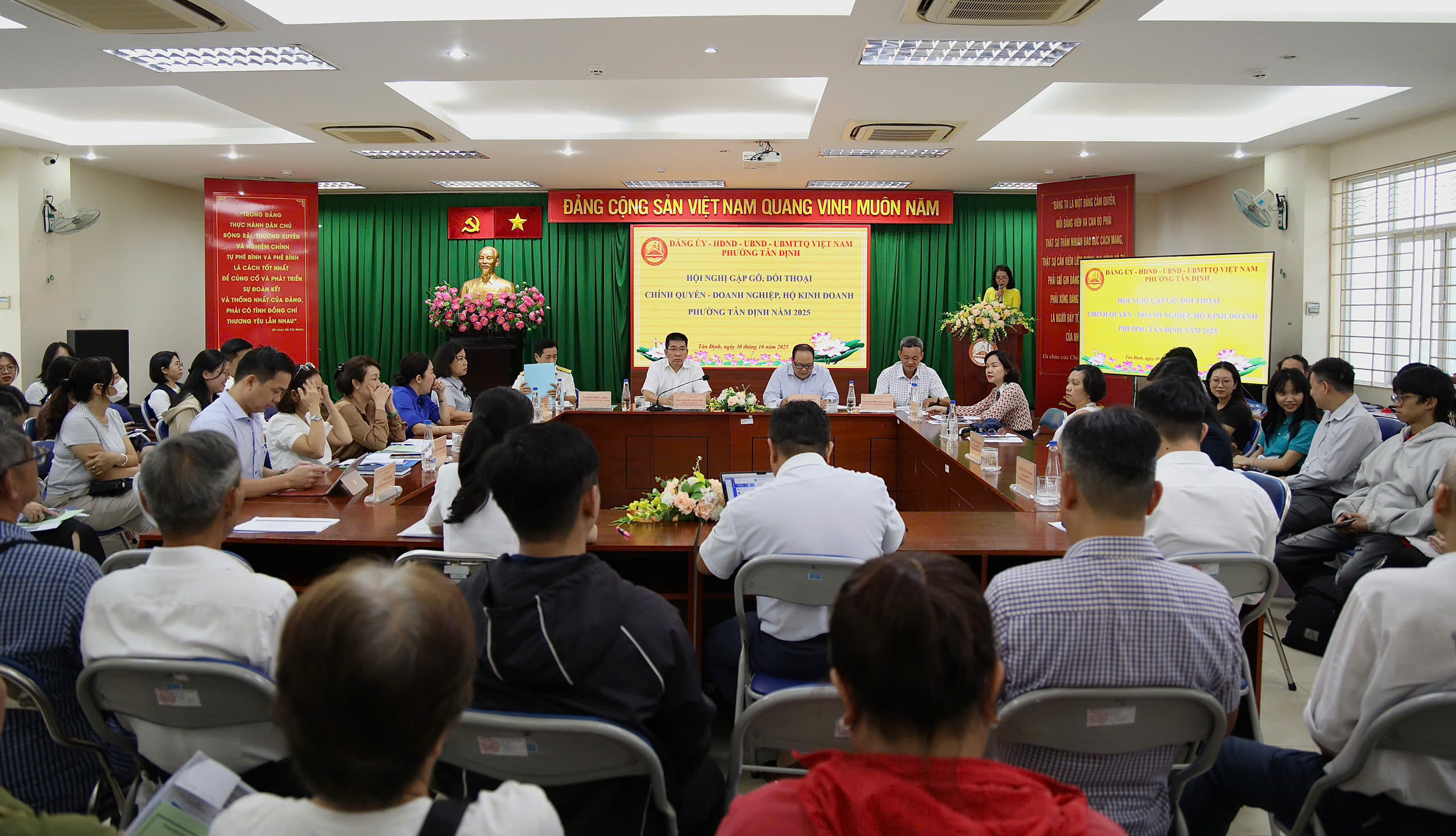 Phường Tân Định hỗ trợ tiểu thương chuyển đổi số , khẳng định đồng hành phát triển bền vững - Ảnh 1. Phường Tân Định hỗ trợ tiểu thương chuyển đổi số , khẳng định đồng hành phát triển bền vững - Ảnh 1.