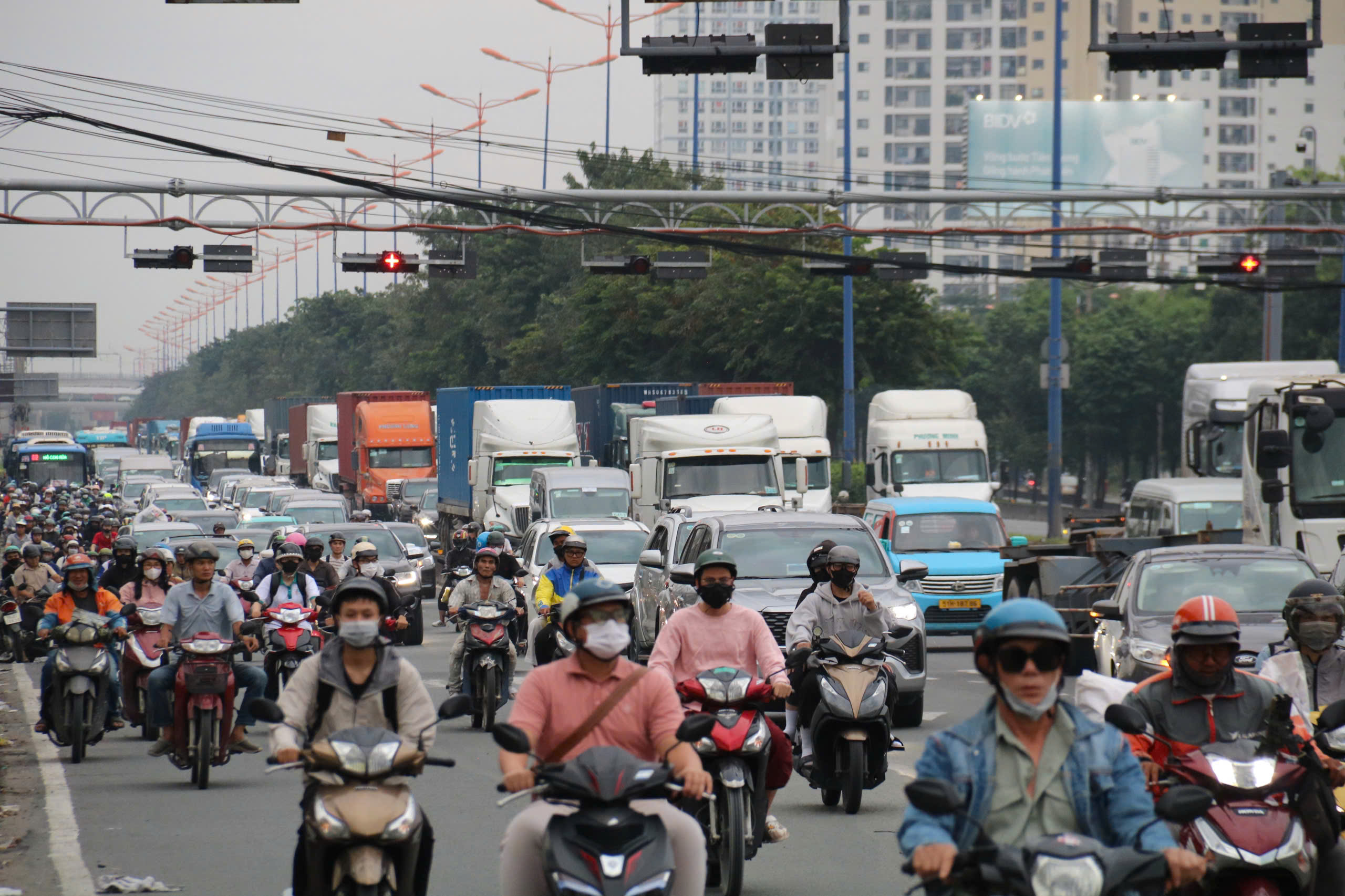 Công an xã, phường "chia lửa" cùng CSGT để giảm ùn tắc giao thông tại TP HCM  - Ảnh 1.