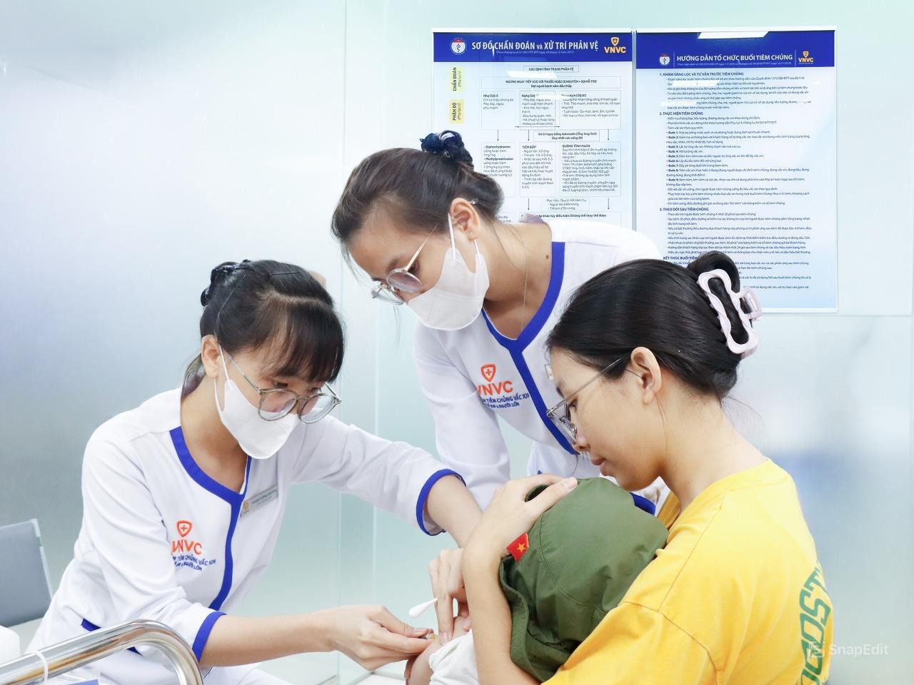 VNVC ký kết với GSK về tăng cường tiếp cận thuốc ung thư, vắc-xin thế hệ mới và kiến thức sản xuất - Ảnh 3. VNVC ký kết với GSK về tăng cường tiếp cận thuốc ung thư, vắc-xin thế hệ mới và kiến thức sản xuất - Ảnh 3.